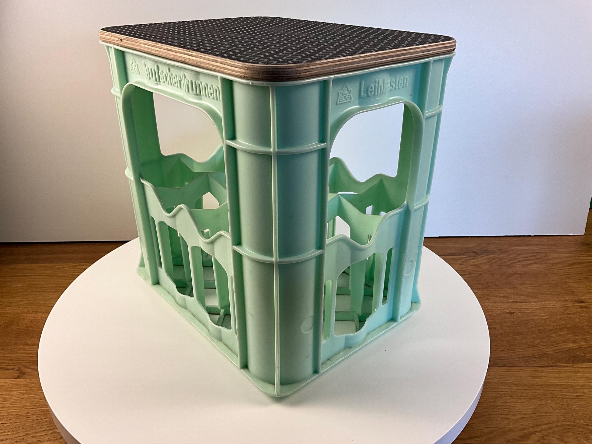 Wasserkastensitz \"Deutscher Brunnen\", Personalisierbar, als Beistelltisch oder Sitzauflage.  Bestens geeignet für Outdoor Aktivitäten