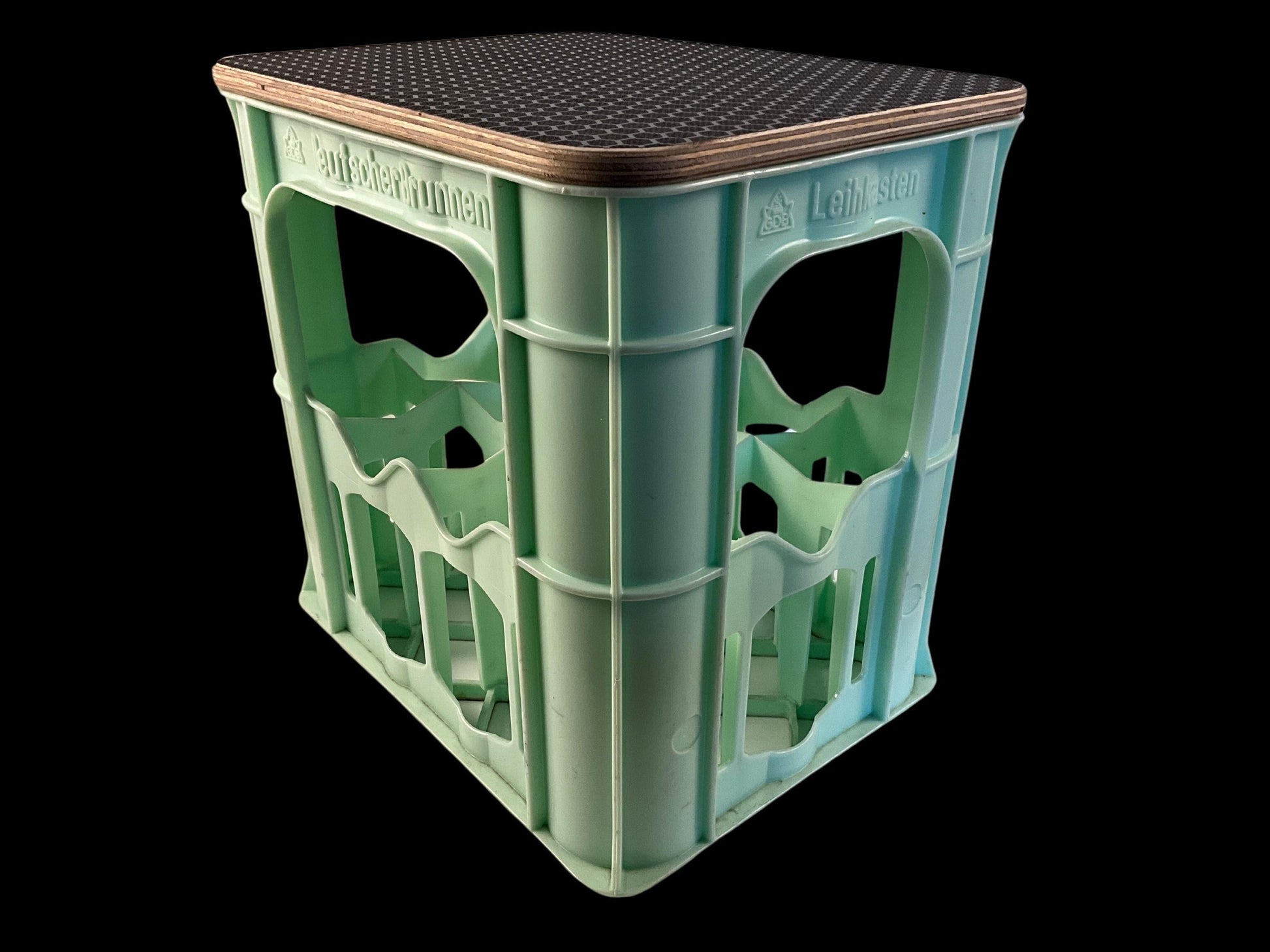 Wasserkastensitz \"Deutscher Brunnen\", Personalisierbar, als Beistelltisch oder Sitzauflage.  Bestens geeignet für Outdoor Aktivitäten