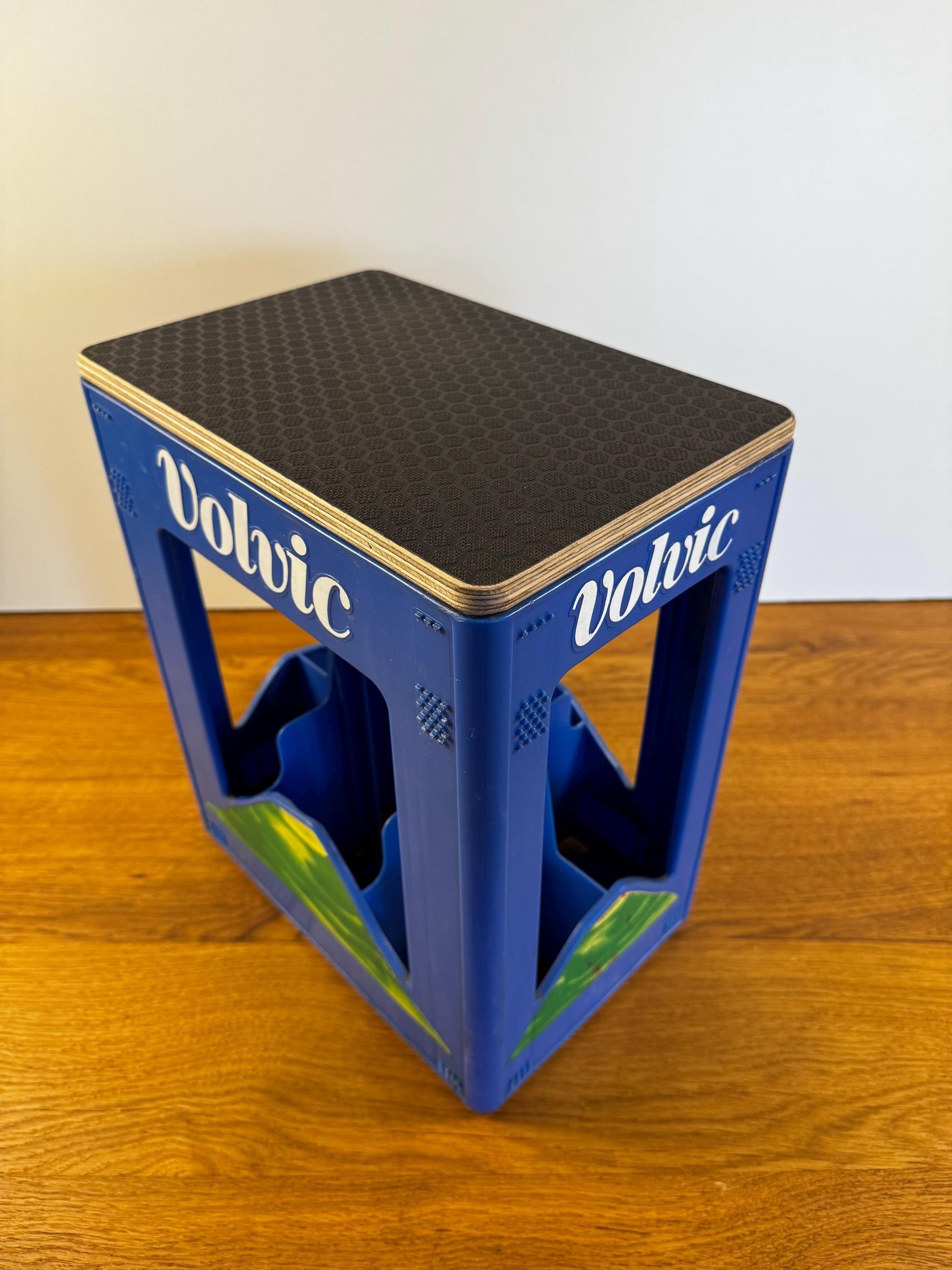 Sitzauflage - Abdeckung für \"Volvic\" Getränkekasten, personalisierbar. Bestens geeignet für Outdoor Aktivitäten