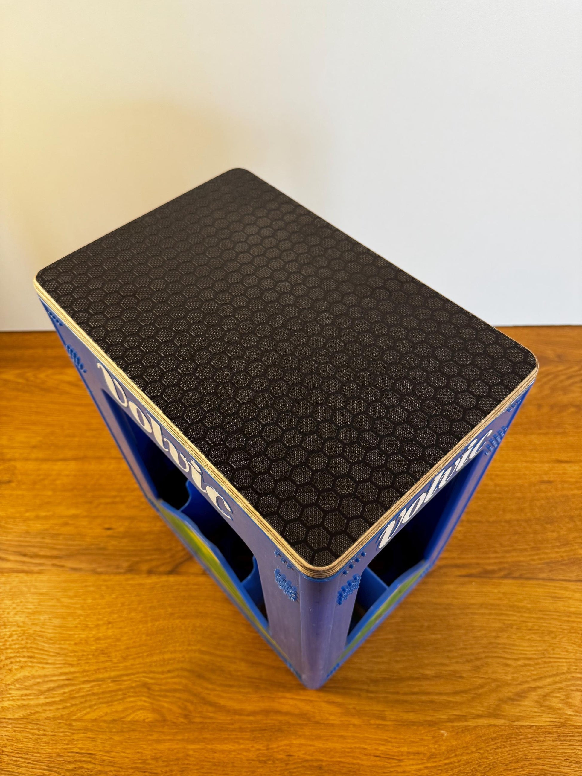 Sitzauflage - Abdeckung für \"Volvic\" Getränkekasten, personalisierbar. Bestens geeignet für Outdoor Aktivitäten