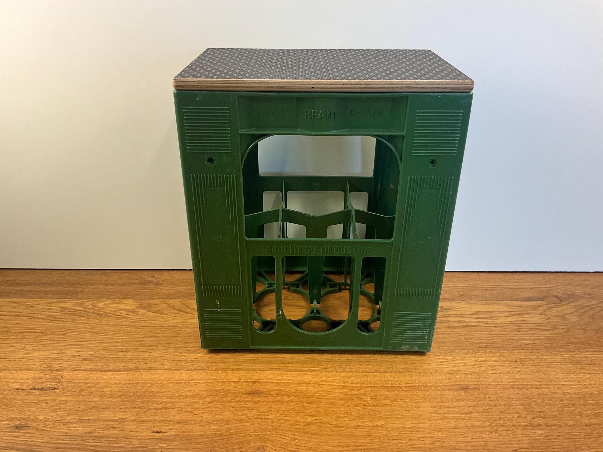 VdF Pfand-Kasten Abdeckung \"Fruchtsaftindustrie\", personalisierbar, Beistelltisch oder Sitzauflage. Bestens geeignet für Outdoor Aktivitäten
