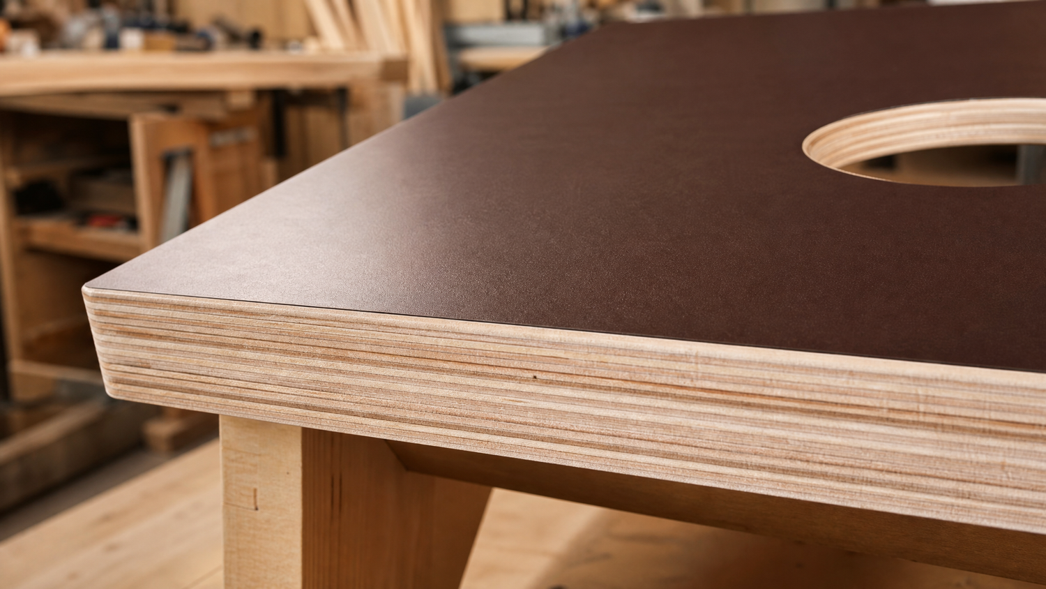 Cornhole-Brett aus Phenol-beschichtetem Birken-Multiplex 24 mm, Detailansicht der Kante mit sichtbaren Schichten