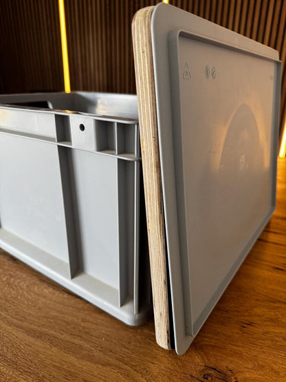 Eurobox Abdeckung auf Plastikdeckel für Eurobox, nicht direkt auf Eurobox geeignet! Nur in Verbindung mit Plastikdeckel - Größe: 600 x 400 x 18 mm - passenden Plastikdeckel dazu?: Inkl. Plastikdeckel