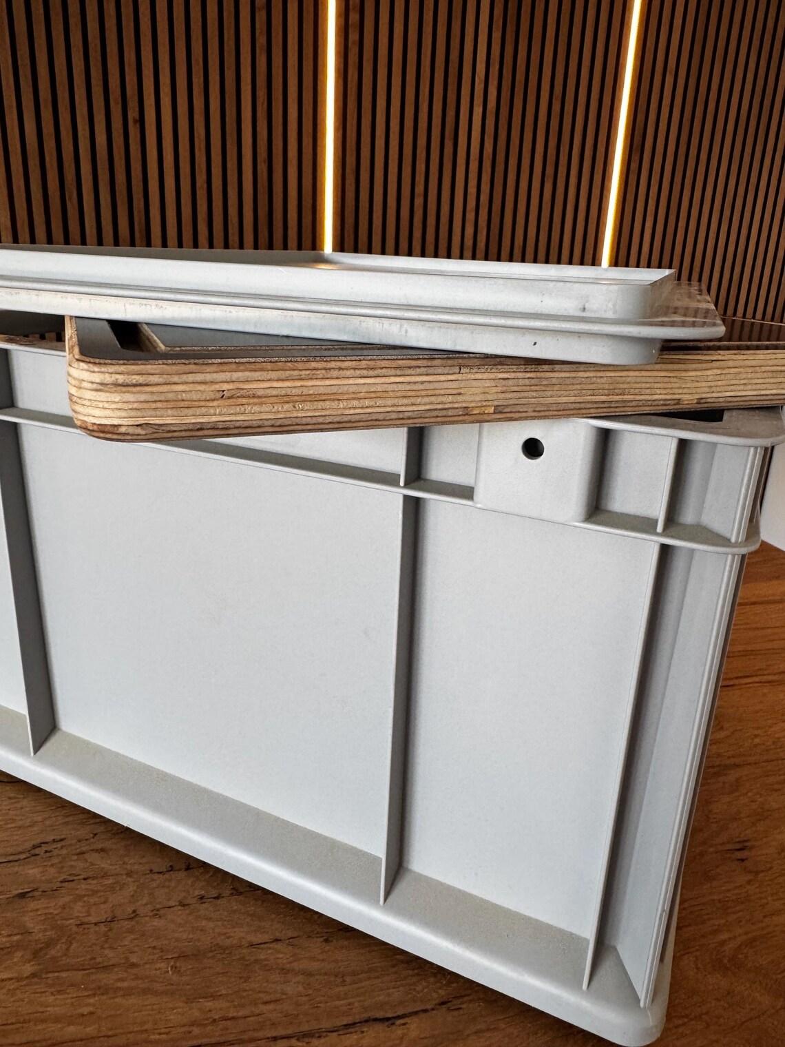 Eurobox Abdeckung auf Plastikdeckel für Eurobox, nicht direkt auf Eurobox geeignet! Nur in Verbindung mit Plastikdeckel - Größe: 400 x 300 x 18 mm - passenden Plastikdeckel dazu?: Inkl. Plastikdeckel