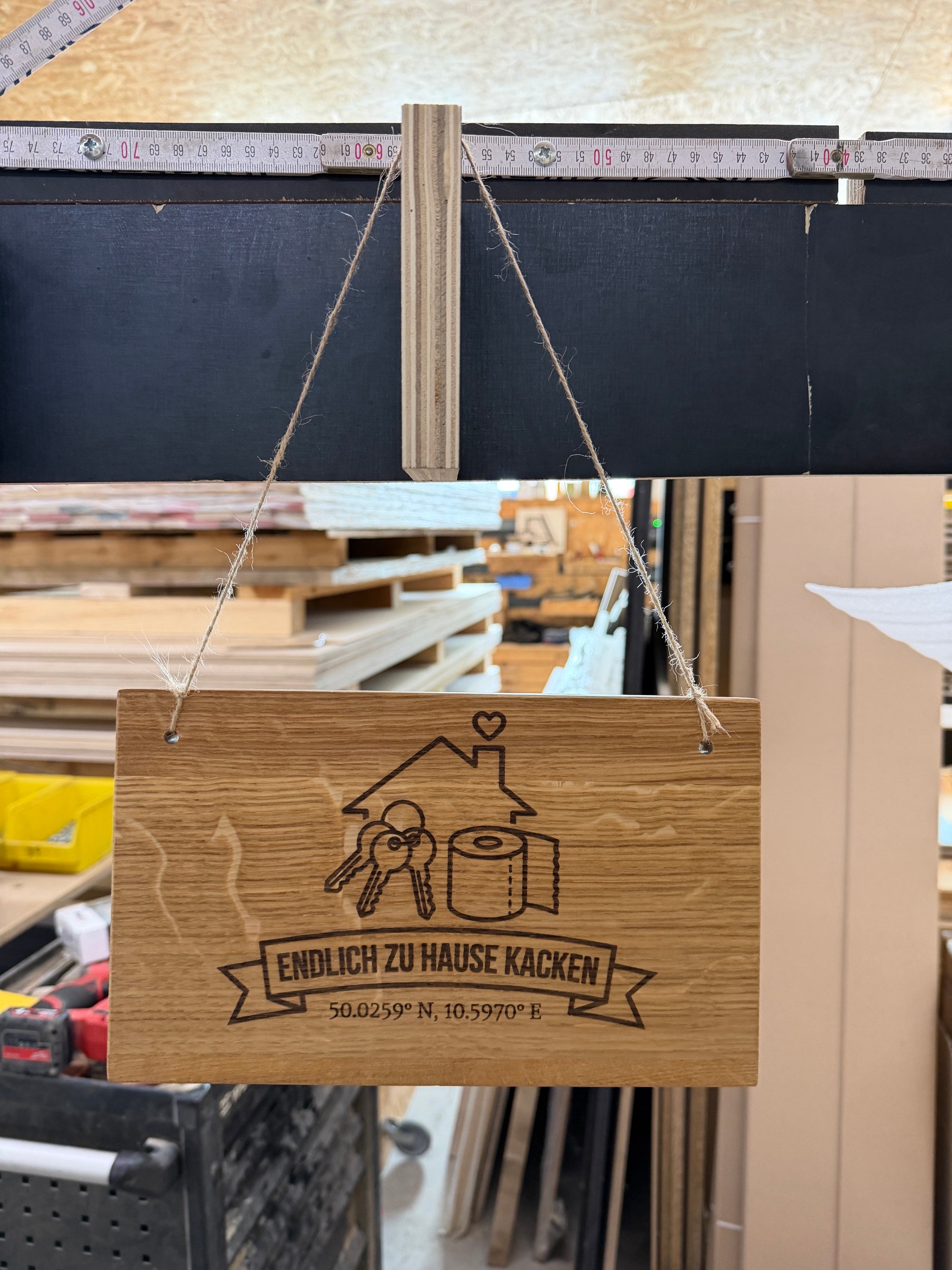 Holzschild 'Endlich zu Hause kacken' · Wildeiche, Bild 4 von 5