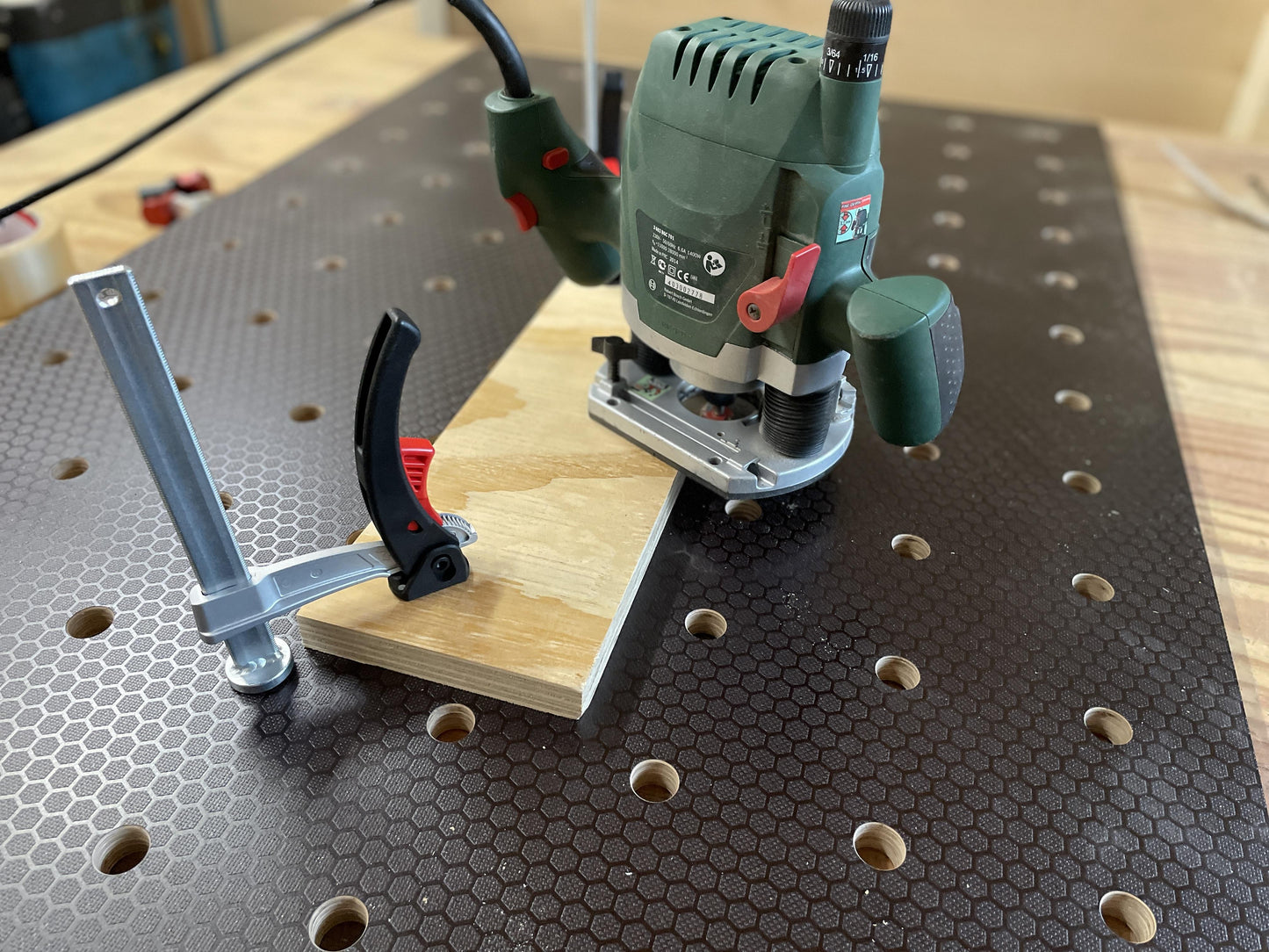 Lochrasterplatte als Werkbankaufsatz, Multiplex in Hexagonoptik