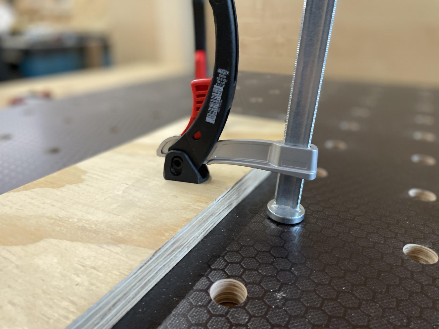 Lochrasterplatte als Werkbankaufsatz, Multiplex in Hexagonoptik