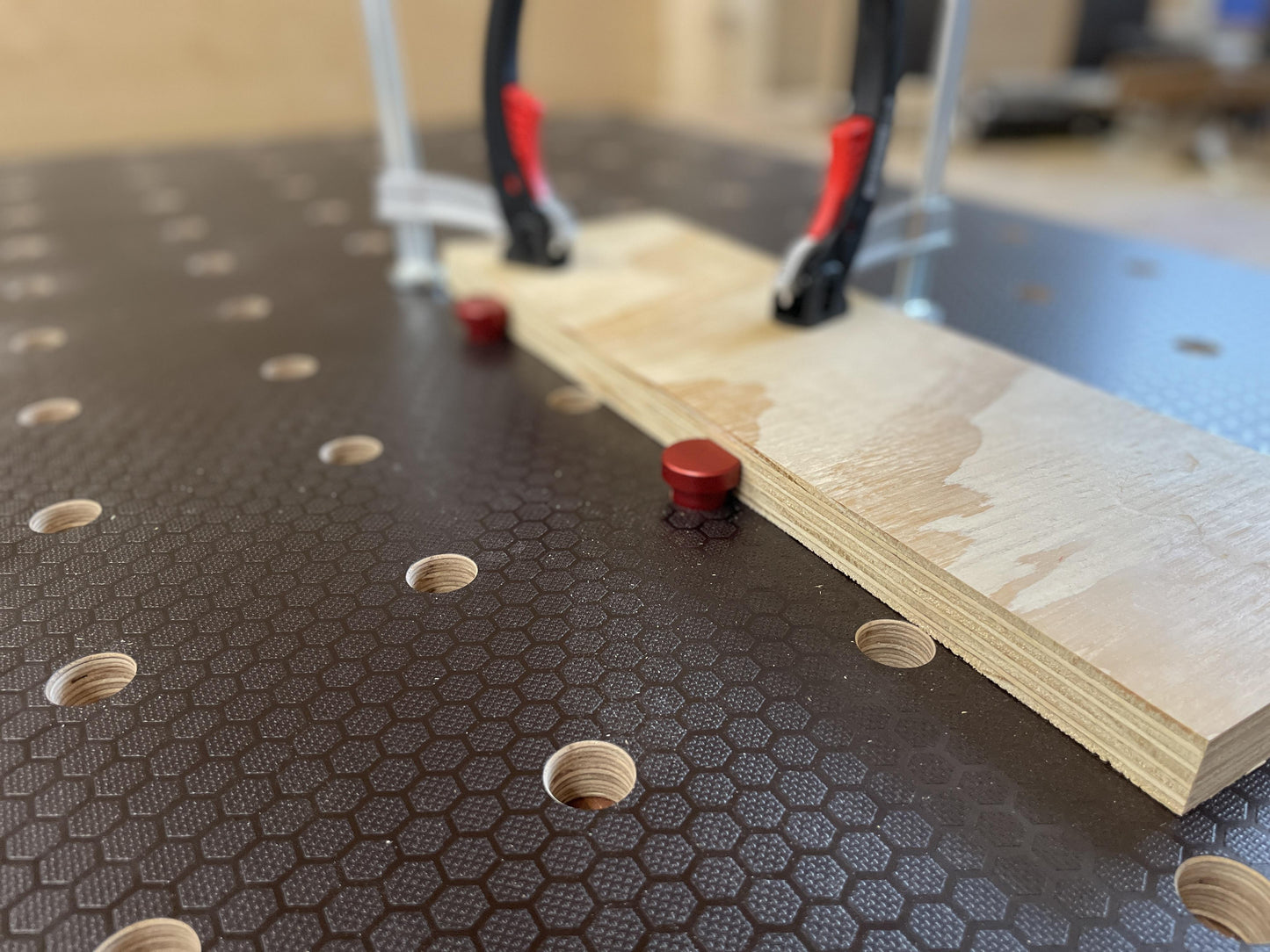 Lochrasterplatte als Werkbankaufsatz, Multiplex in Hexagonoptik