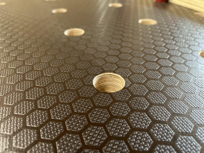 Lochrasterplatte als Werkbankaufsatz, Multiplex in Hexagonoptik