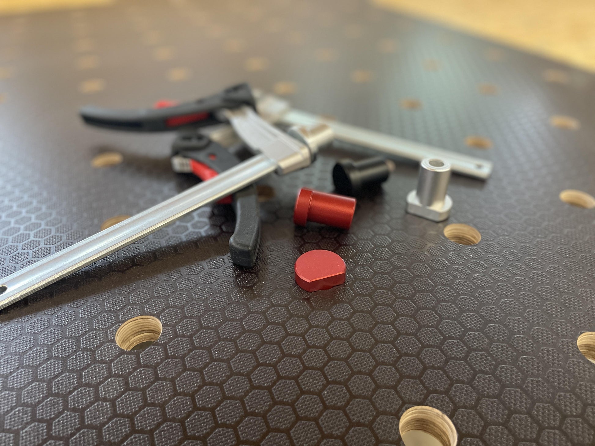 Lochrasterplatte als Werkbankaufsatz, Multiplex in Hexagonoptik