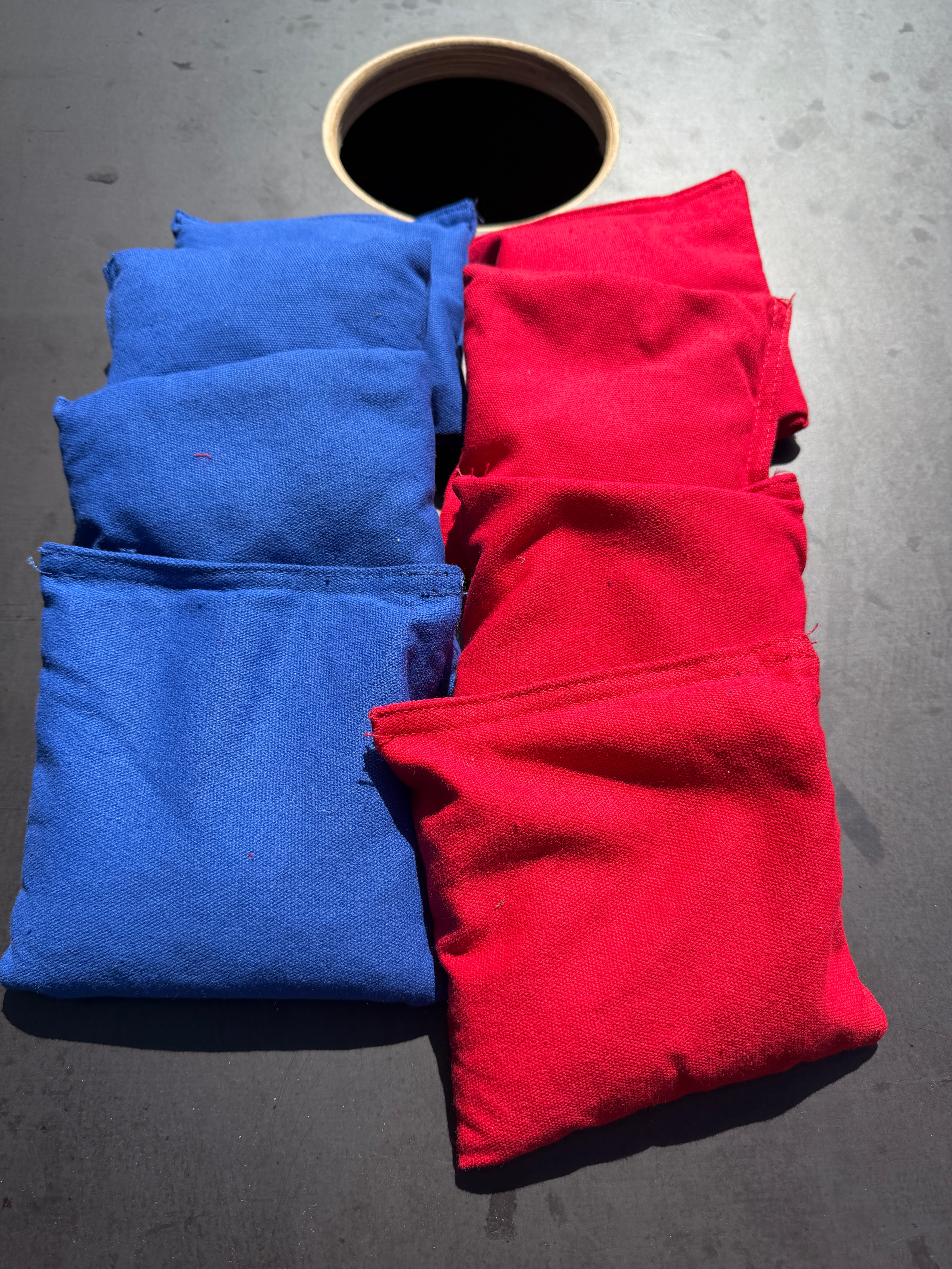 Bean Bags am Cornhole-Brett · astkern Gartenspiel