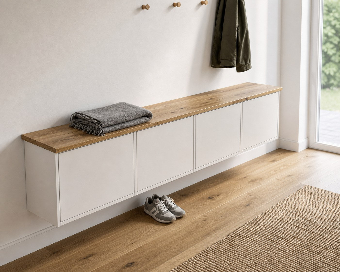 Wildeiche-Deckplatte auf vier wandmontierten IKEA Eket Würfeln, als schwebende Sitzbank im Flur mit Decke und Schuhen davor