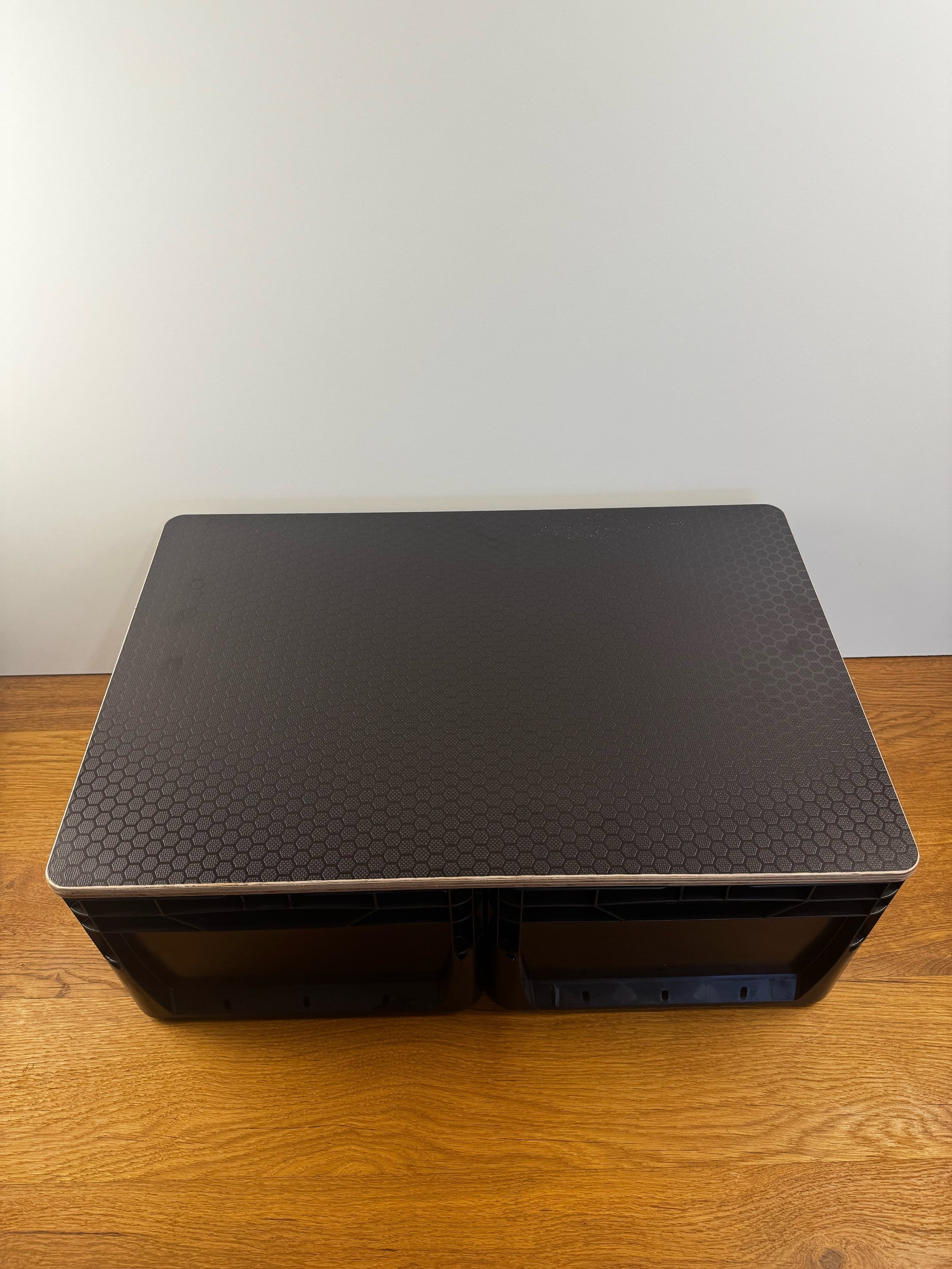 Eurobox-Doppeldeckel 60 × 40 cm geschlossen auf zwei Euroboxen 400 × 300 mm, rutschfeste Hexagon-Oberfläche aus Multiplex