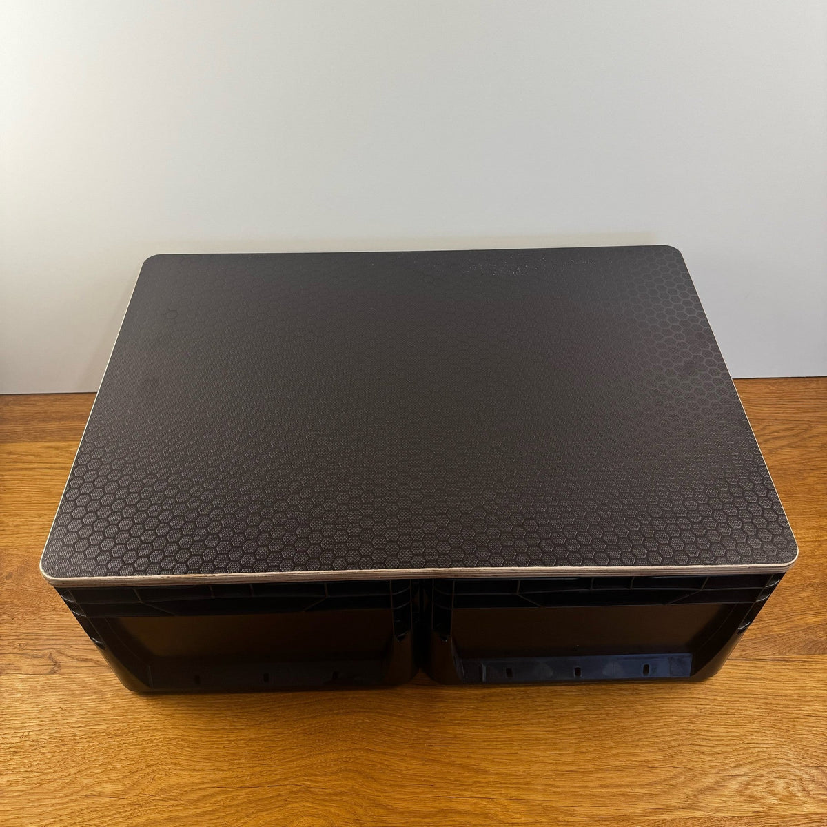 Eurobox-Doppeldeckel 60 × 40 cm geschlossen auf zwei Euroboxen 400 × 300 mm, rutschfeste Hexagon-Oberfläche aus Multiplex