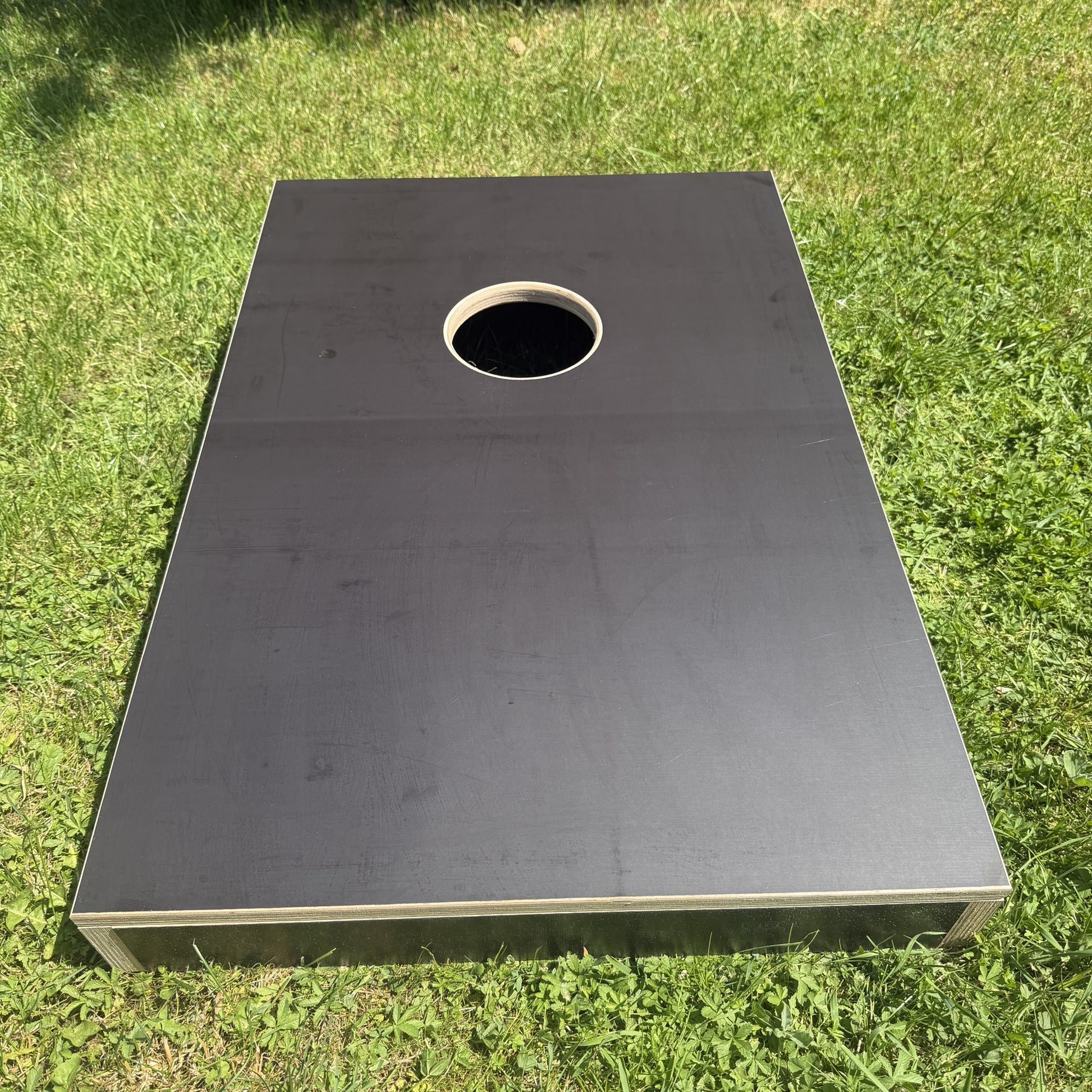 Cornhole Spielbrett im Garten Hero