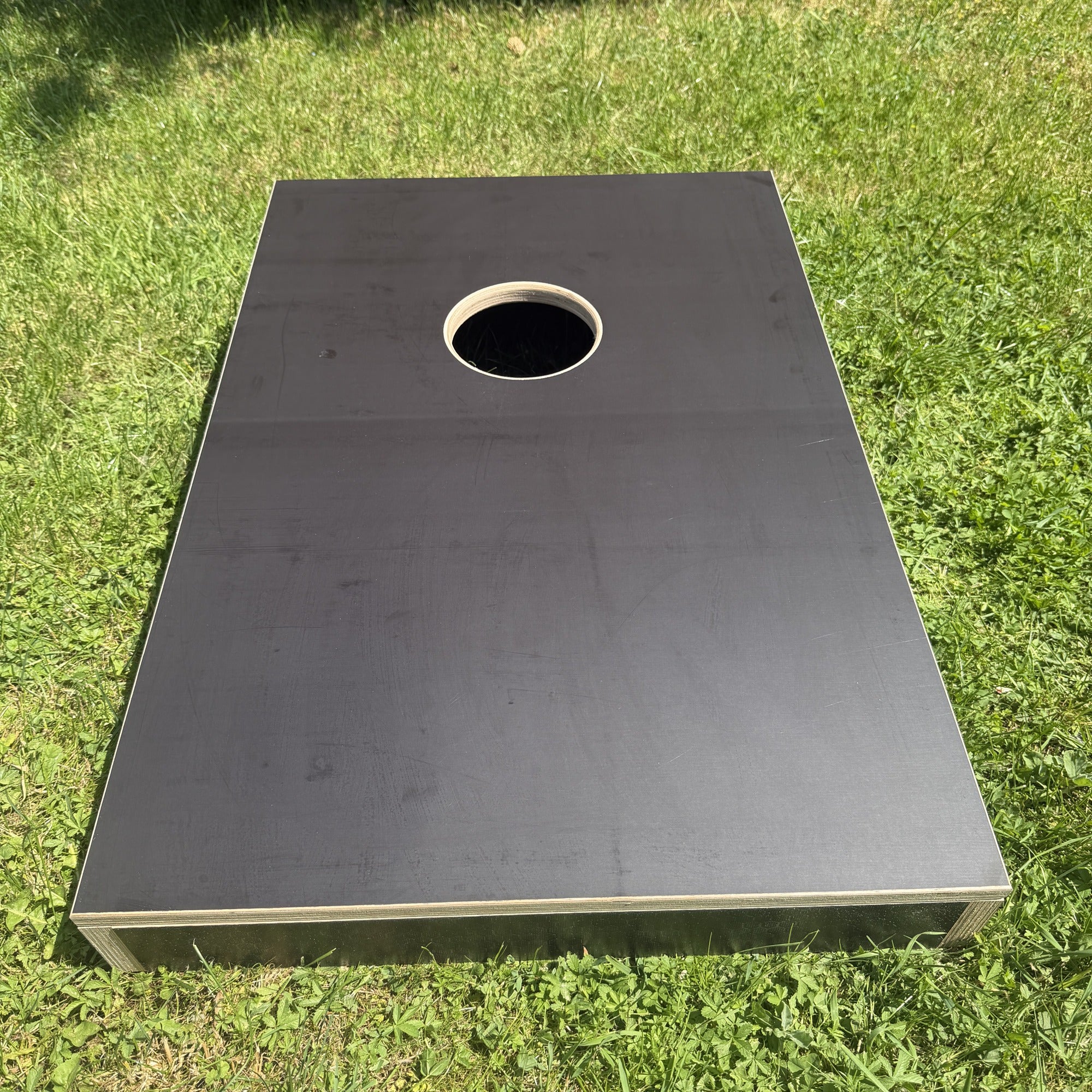 Cornhole Spielbrett im Garten Hero