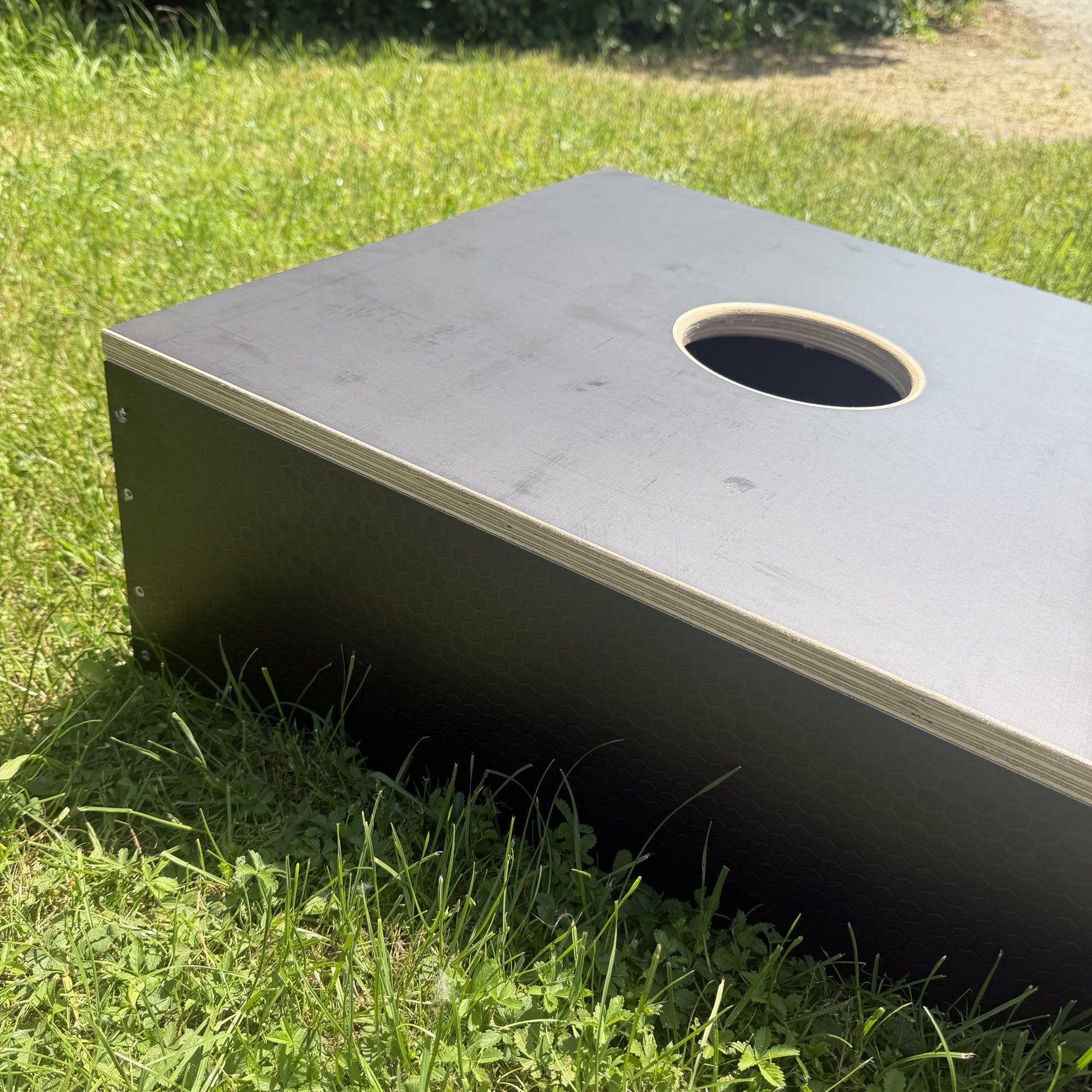 Wurfloch mit sichtbaren Plywood-Schichten 24mm