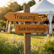 Eichen Wegweiser Paar – Trauung & Sektempfang am Pfosten