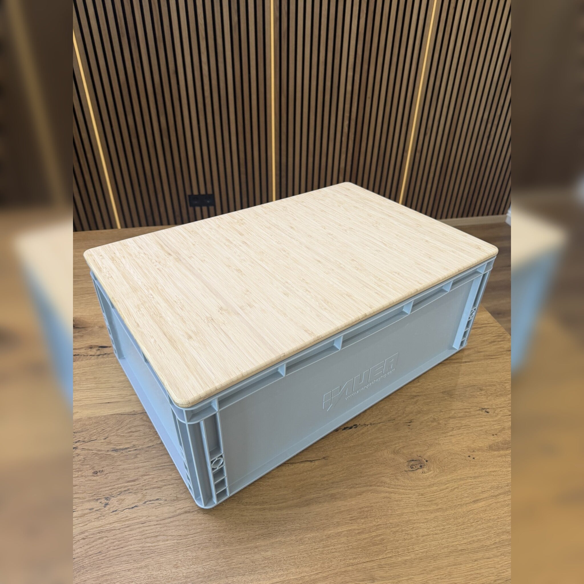 Eurobox mit Bambus-Deckel als Beistelltisch