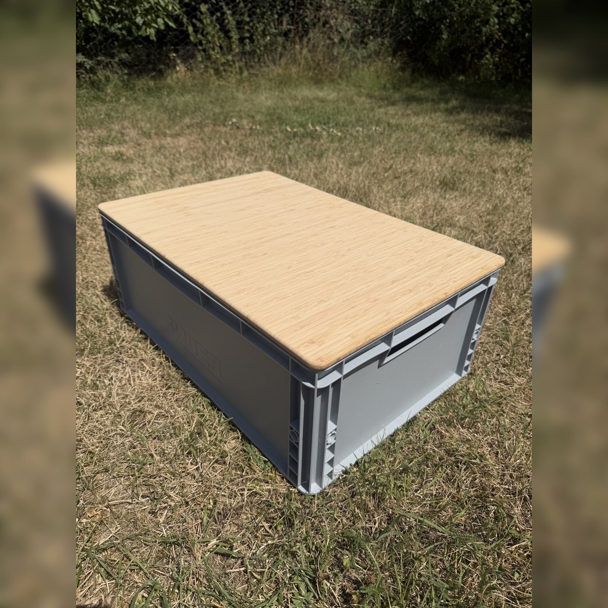 Eurobox mit Bambus-Deckel im Garten als Sitz