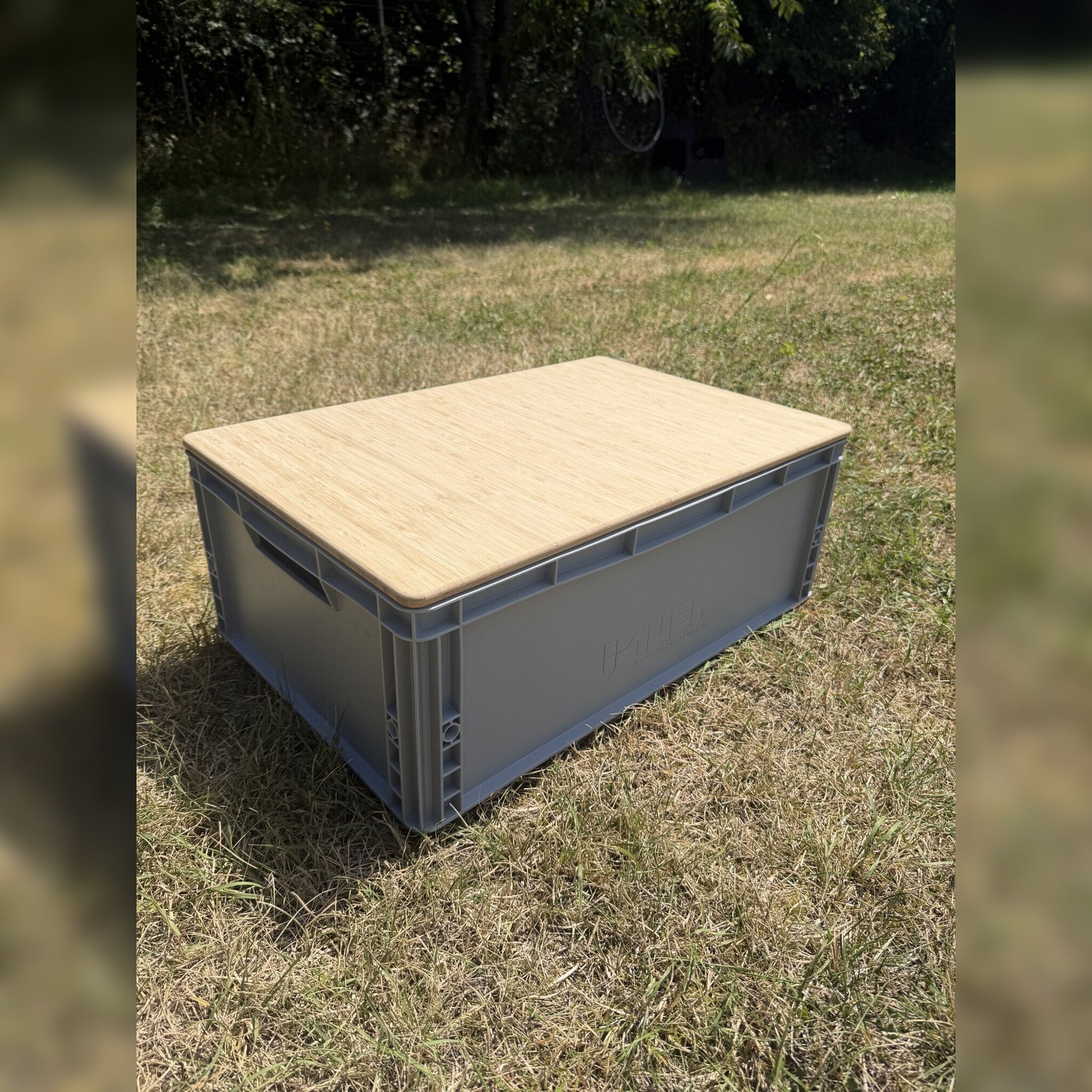 Eurobox mit Bambus-Abdeckung, Frontansicht