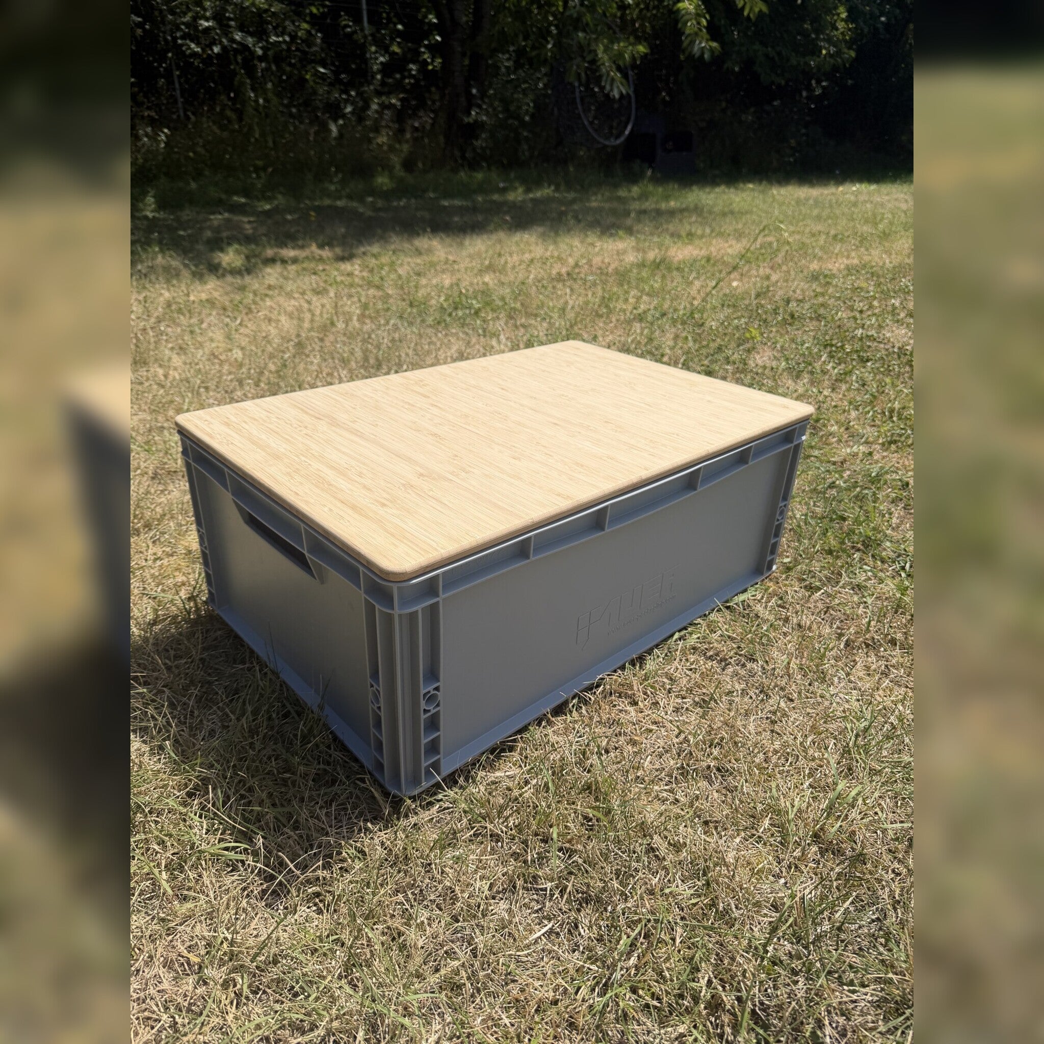 Eurobox mit Bambus-Abdeckung, Frontansicht