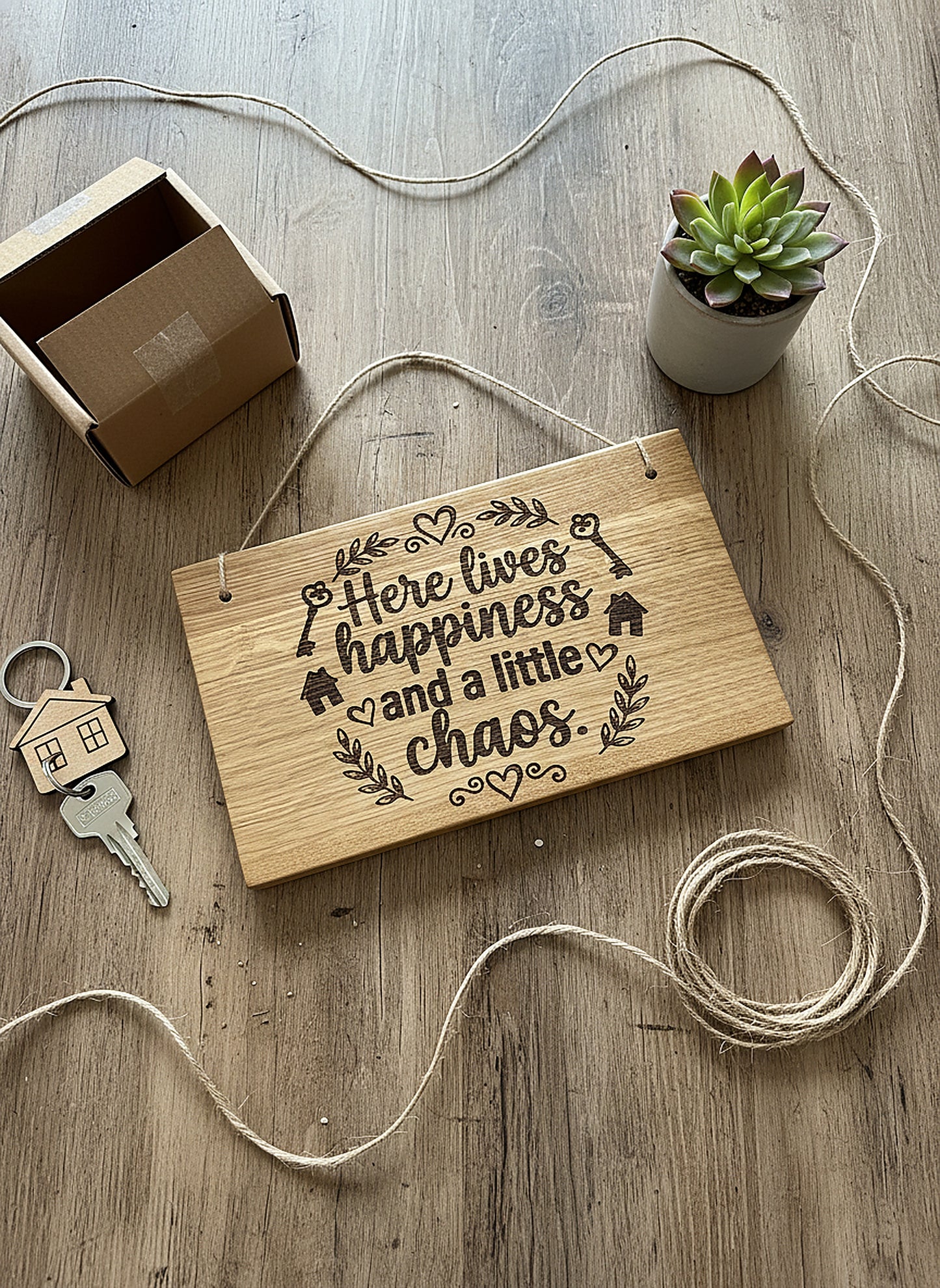 Holzschild 'Hier wohnt das Glück' — Wildeiche