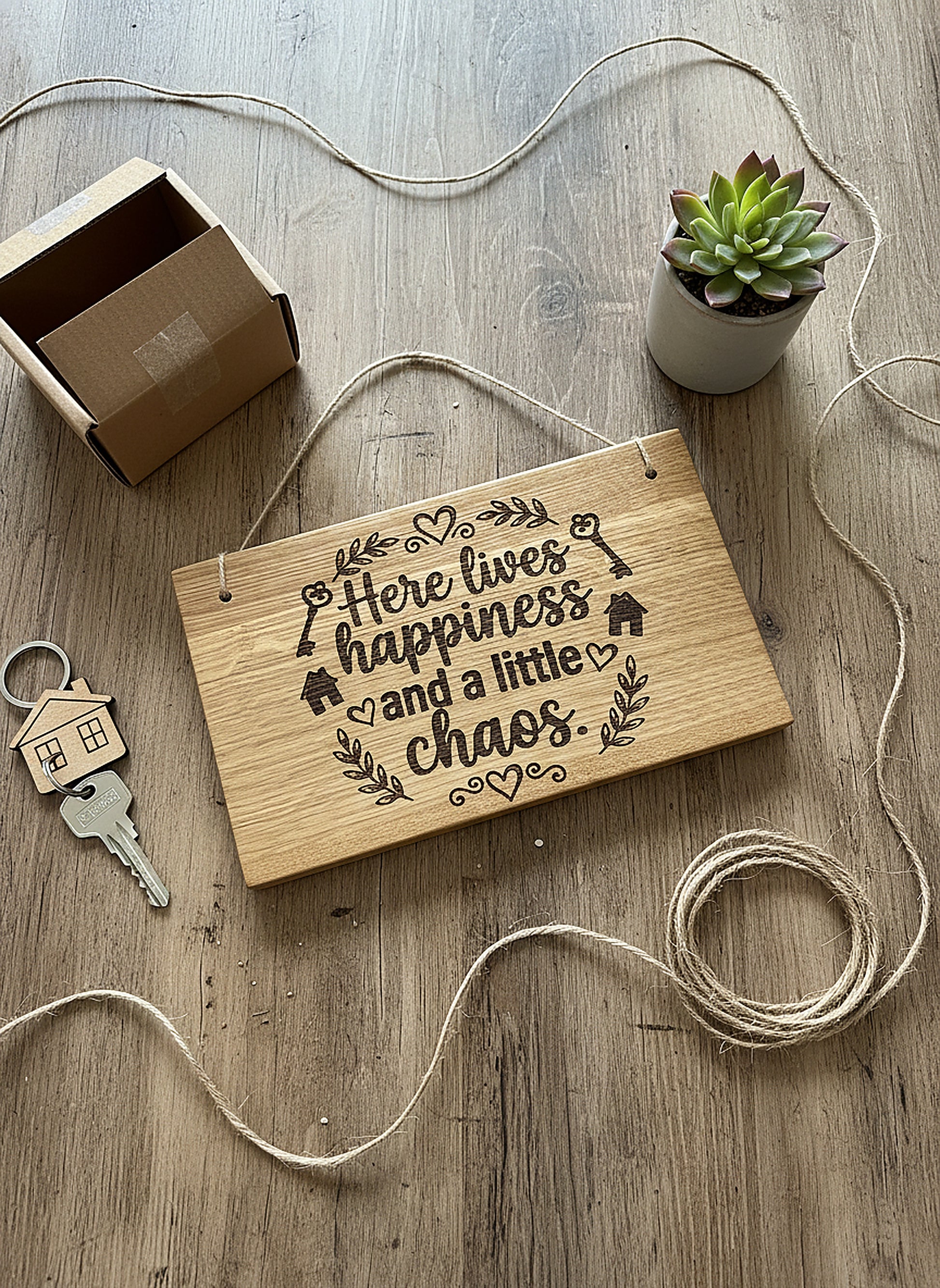 Holzschild 'Here lives happiness' · Wildeiche, Bild 4 von 6