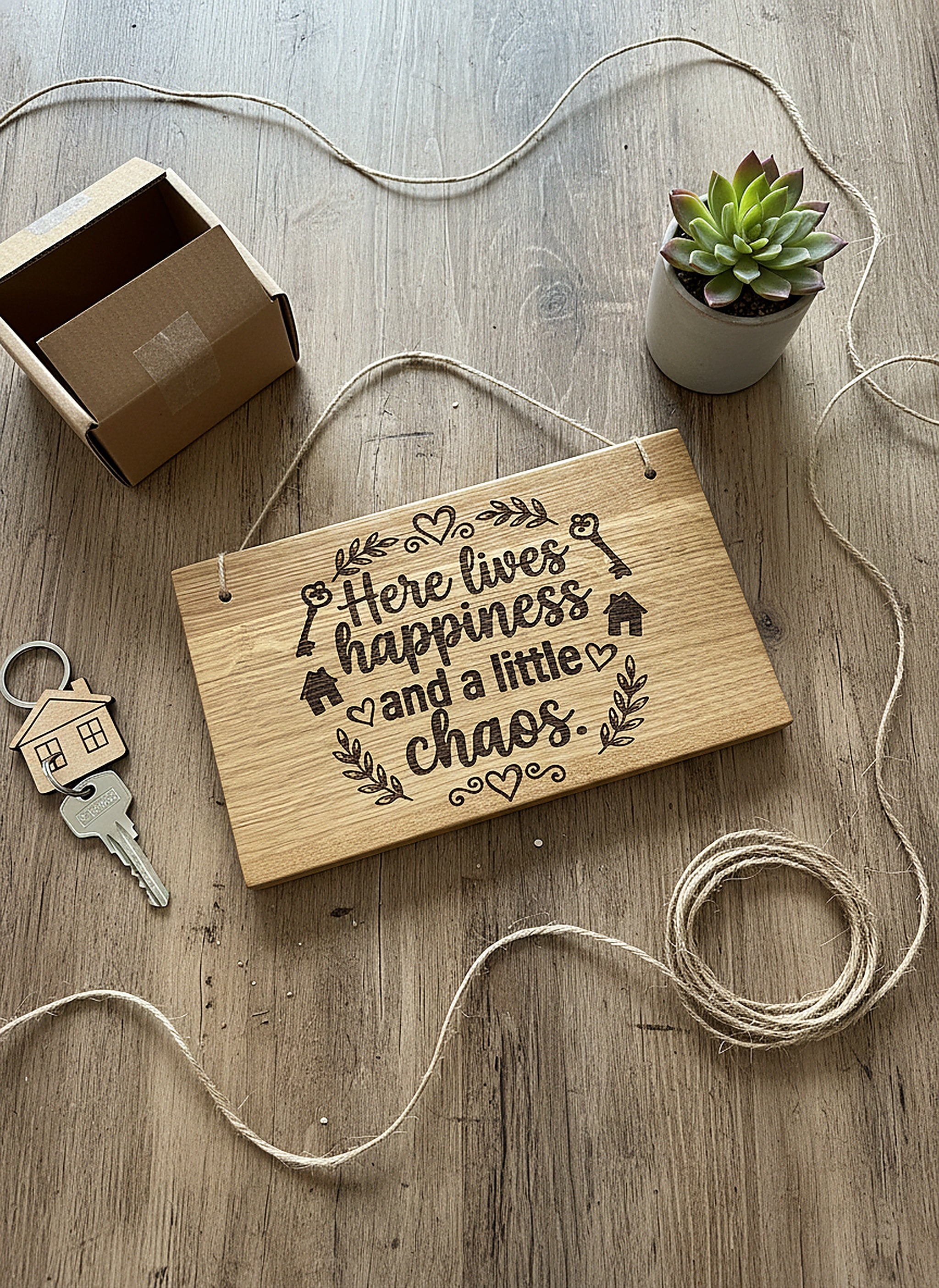 Holzschild 'Here lives happiness' · Wildeiche, Bild 4 von 6