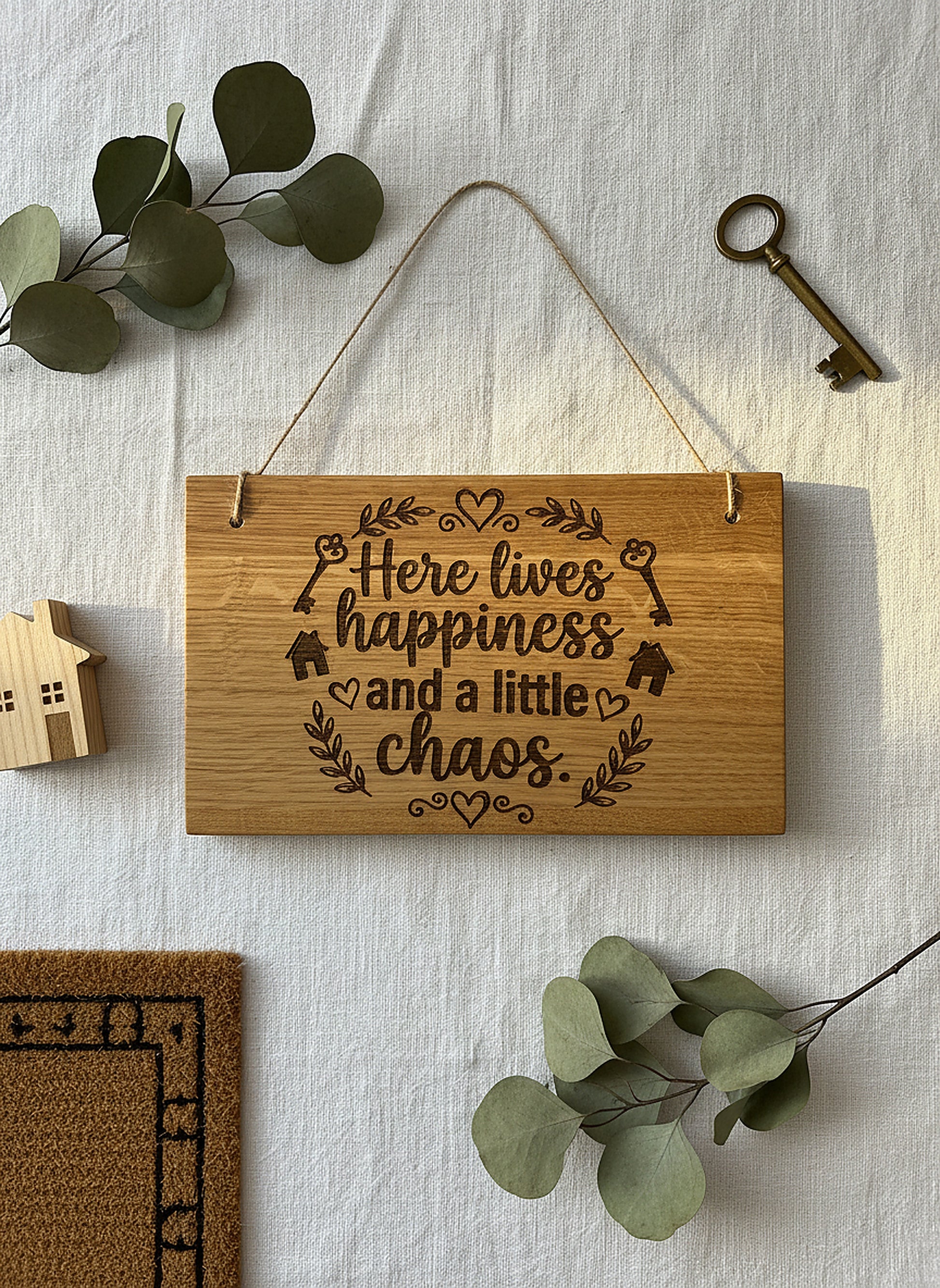 Holzschild 'Here lives happiness' · Wildeiche, Bild 5 von 6