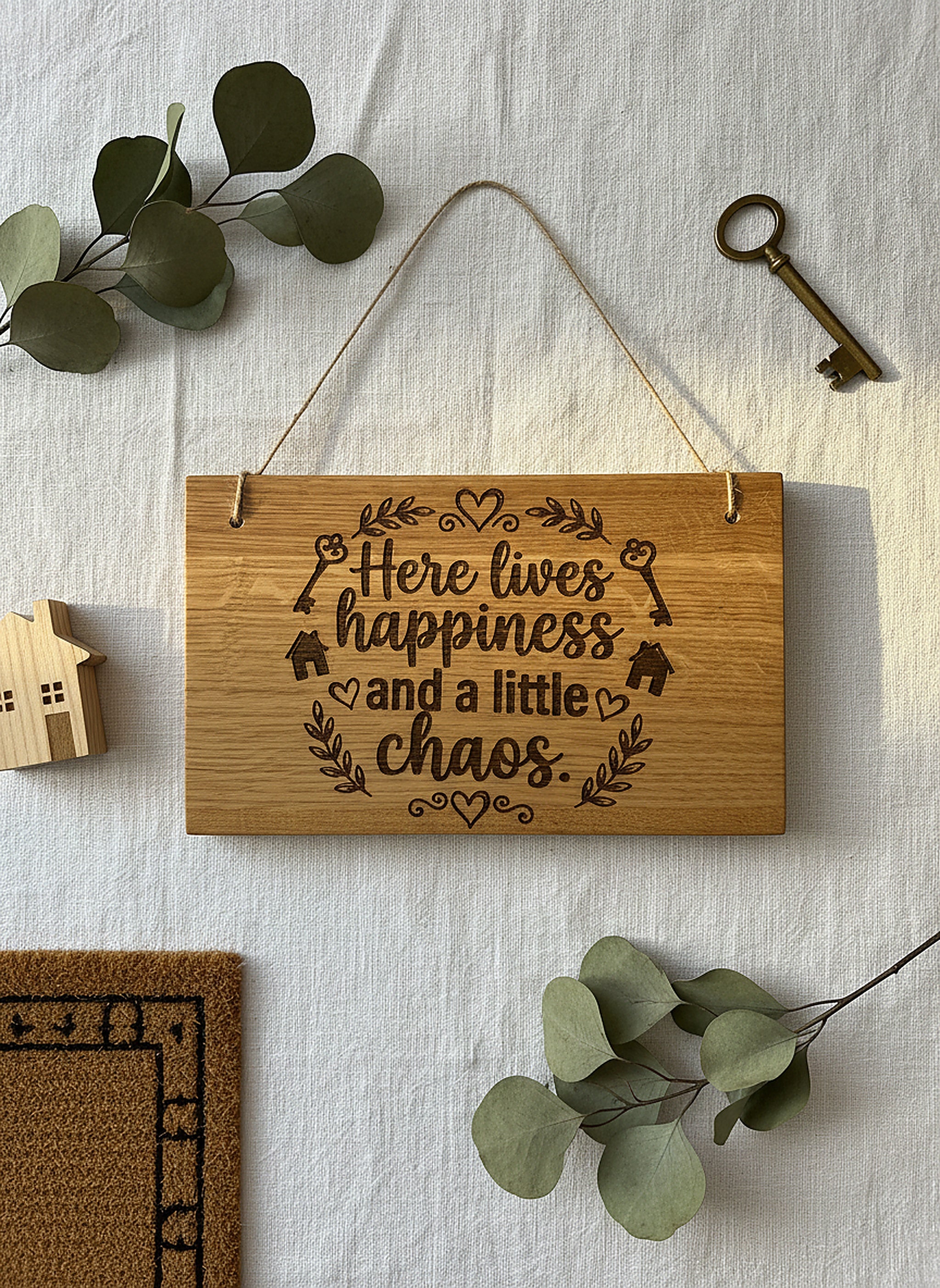 Holzschild 'Here lives happiness' · Wildeiche, Bild 5 von 6