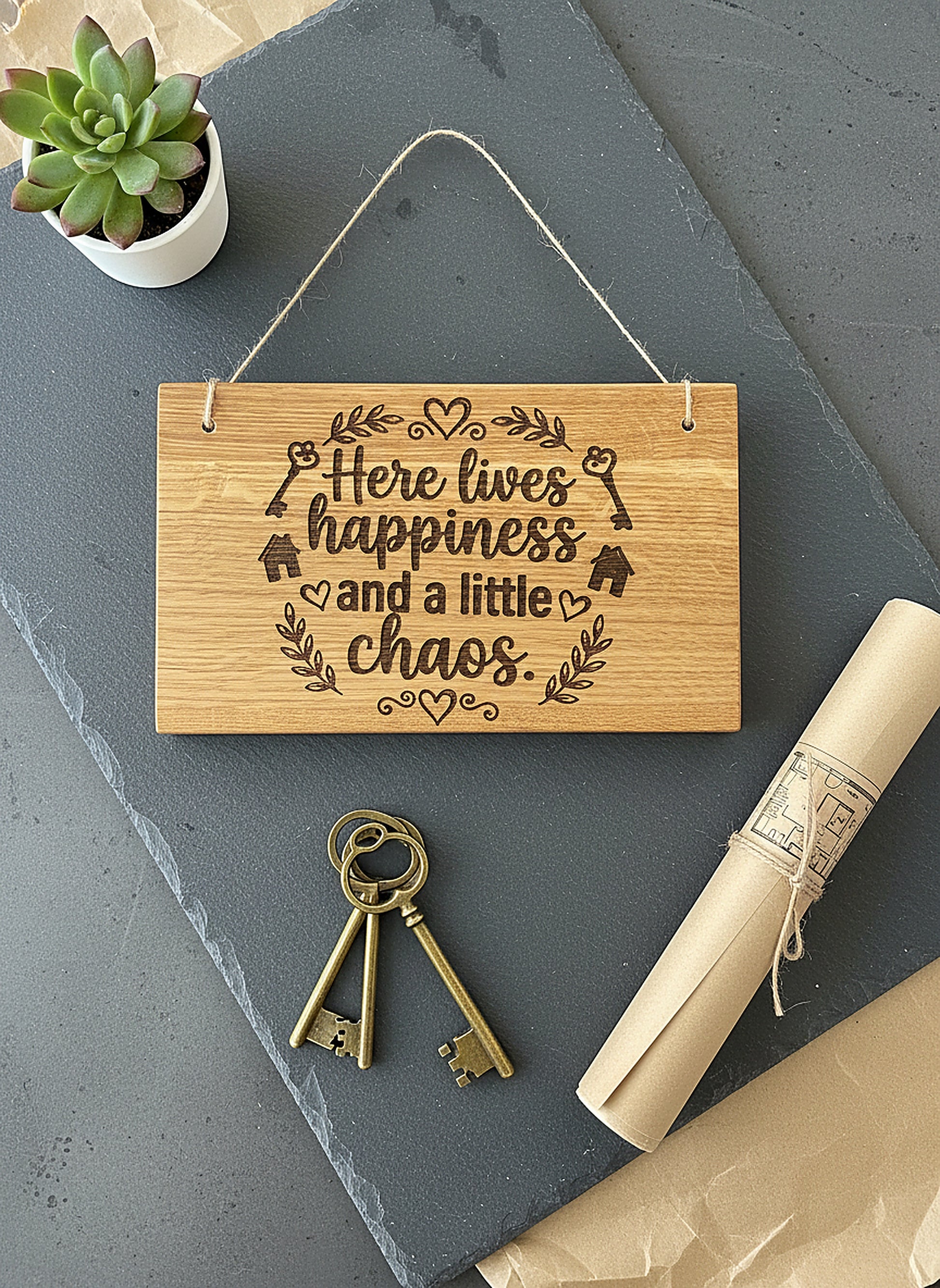 Holzschild 'Here lives happiness' · Wildeiche, Bild 6 von 6
