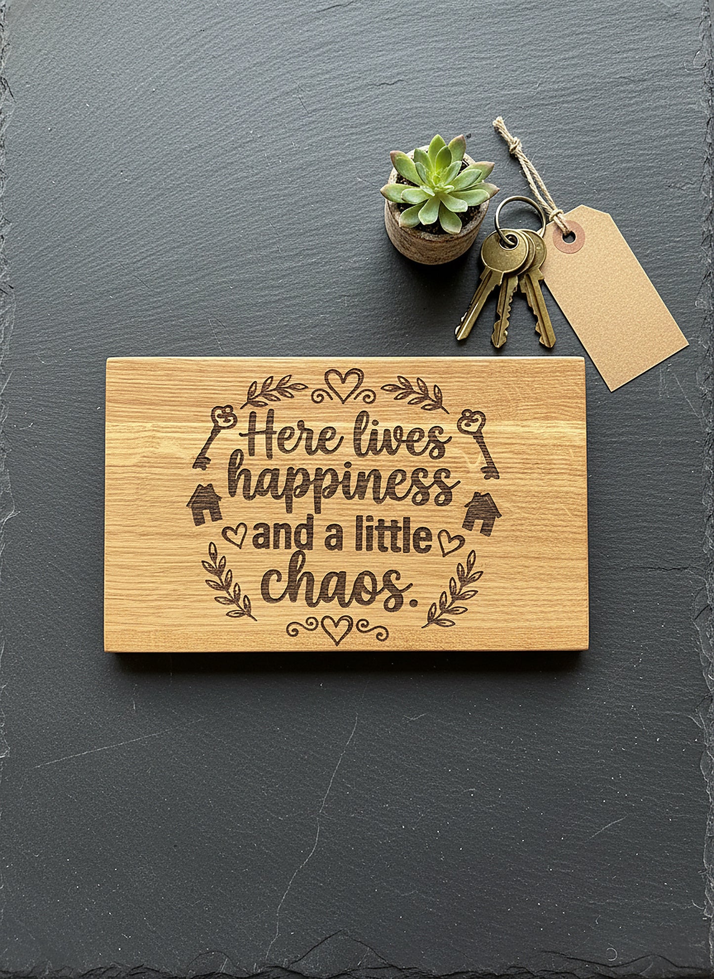 Holzschild 'Hier wohnt das Glück' — Wildeiche