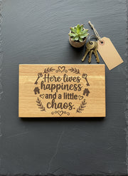 Holzschild 'Here lives happiness' · Wildeiche