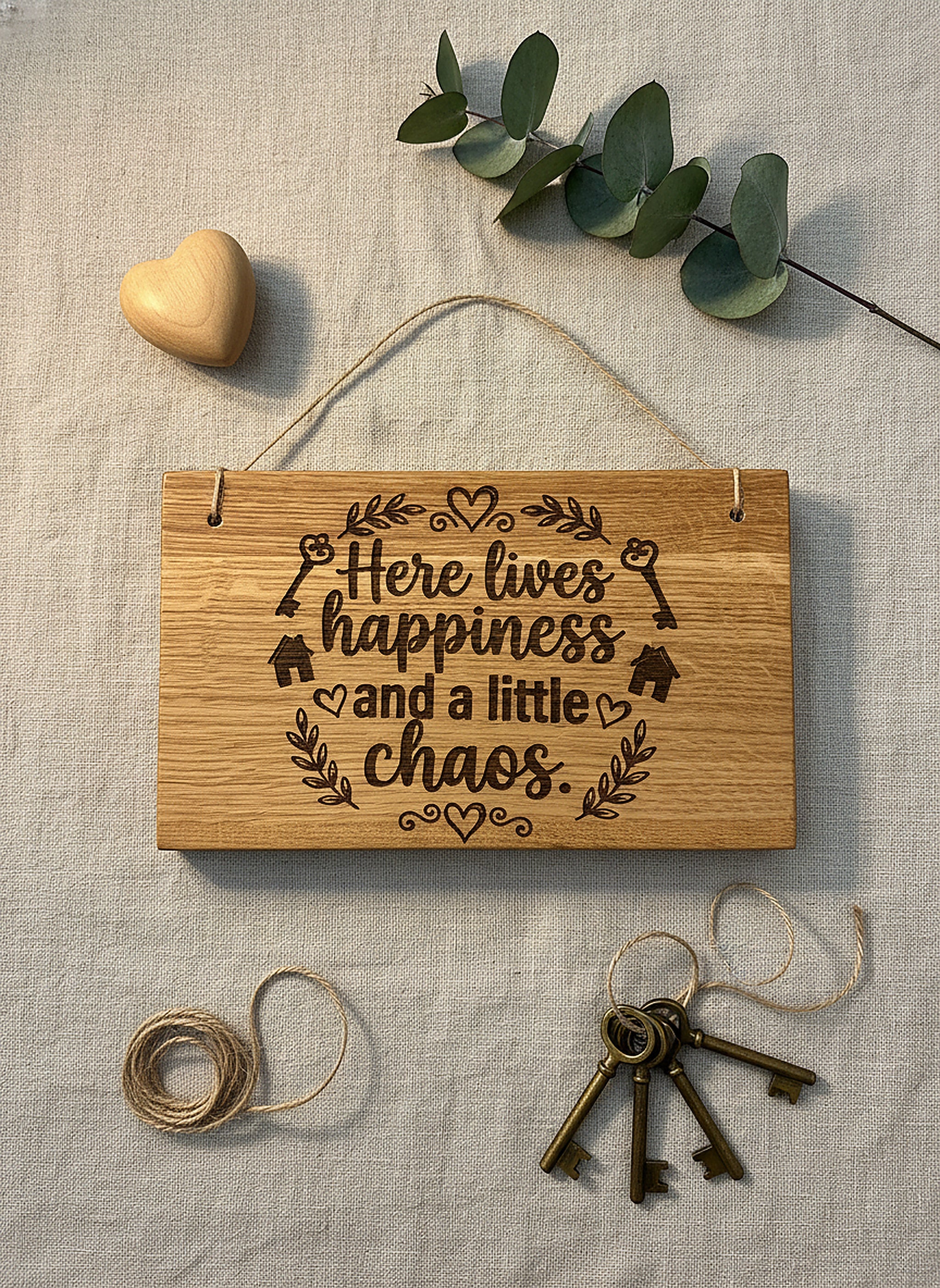 Holzschild 'Here lives happiness' · Wildeiche, Bild 2 von 6