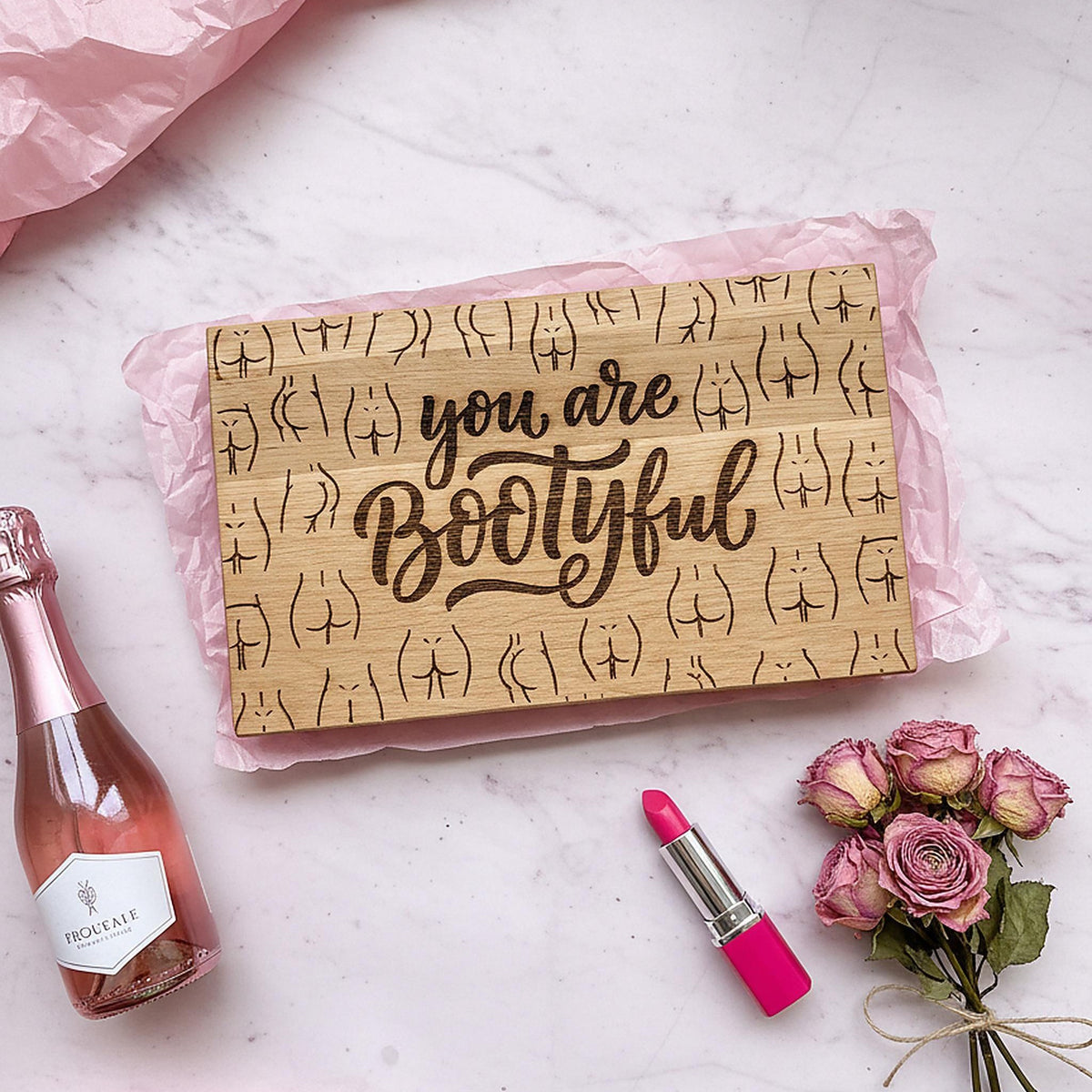 Geschenk beste Freundin lustig Holzschild Bootyful Flatlay