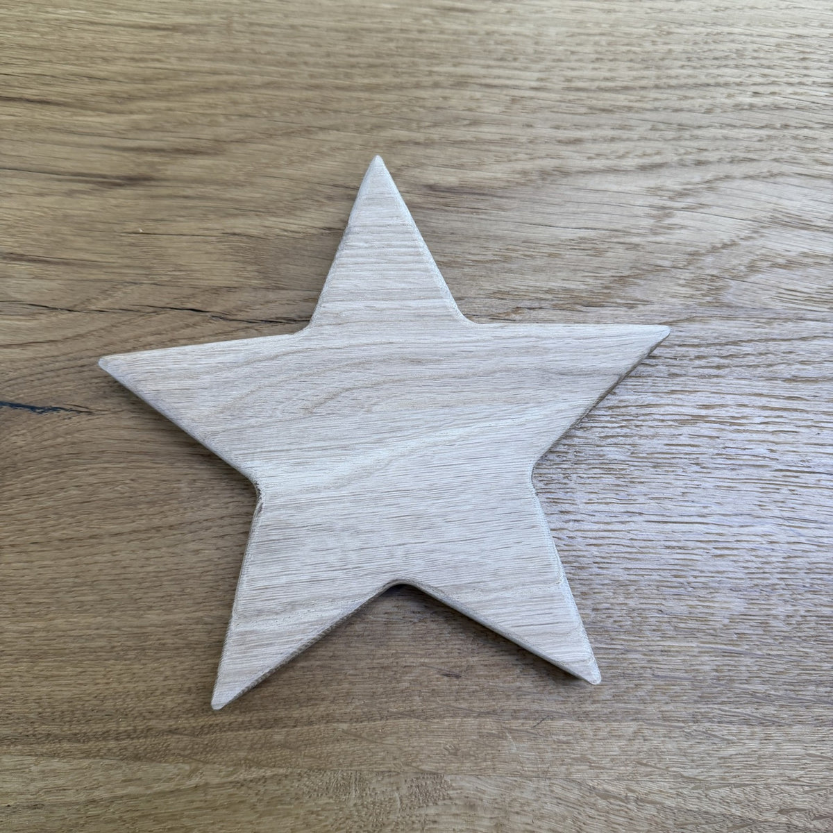 Holzstern aus massiver Eiche in Größe S, 19 mm stark