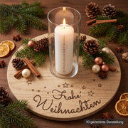 Adventsteller aus Wildeiche, Ø 35 cm, mit Glasmulde, Gravur Frohe Weihnachten, auf dem Esstisch mit Tannenzweigen, Zapfen, Zimtstangen und Orangenscheiben, Stumpenkerze im Glaszylinder, KI-generierte Darstellung