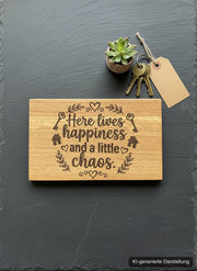 Holzschild 'Here lives happiness' · Wildeiche, KI-generierte Darstellung