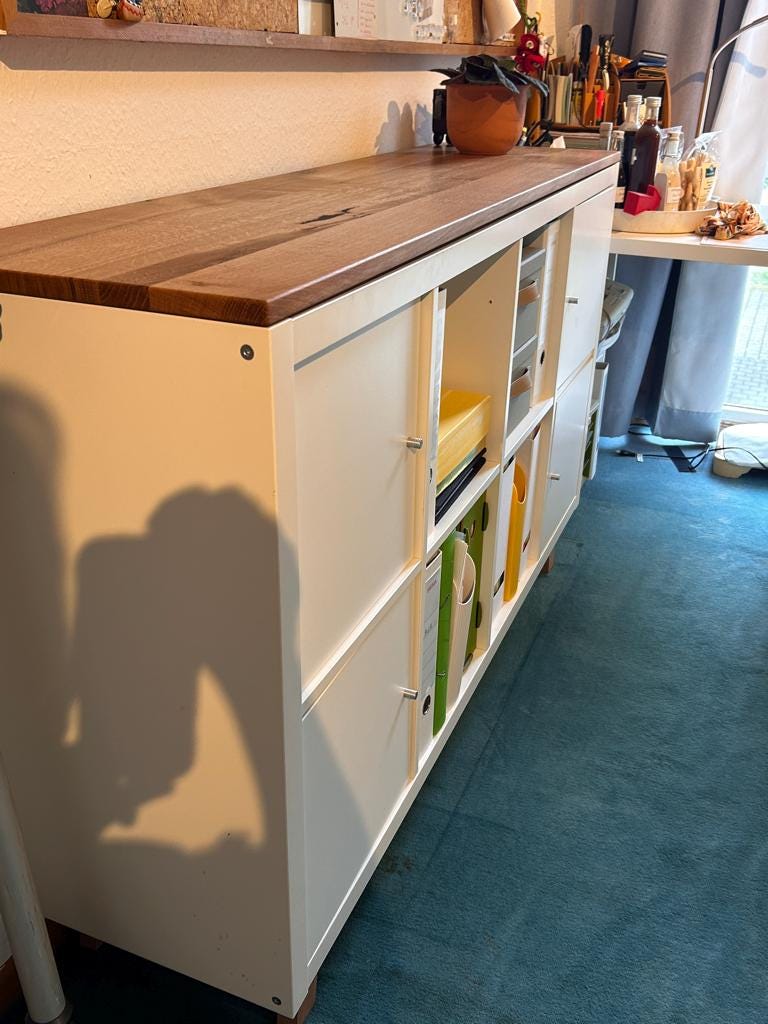 Kundenfoto: Kallax mit Wildeiche-Deckplatte von der Seite, Kante der 19-mm-Massivholzplatte