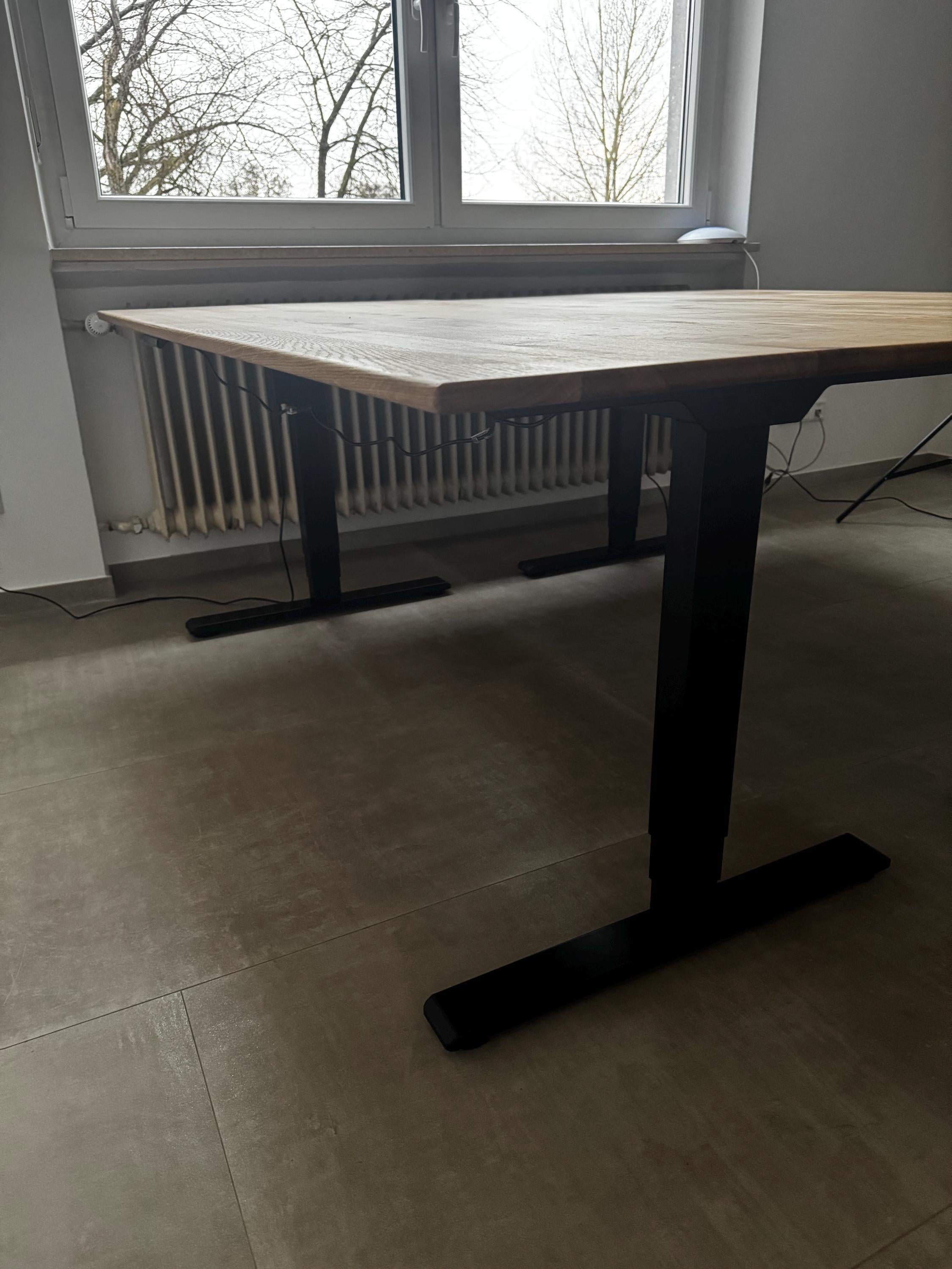 Wildeiche-Tischplatte von der Seite auf einem schwarzen Tischgestell, 19 mm stark