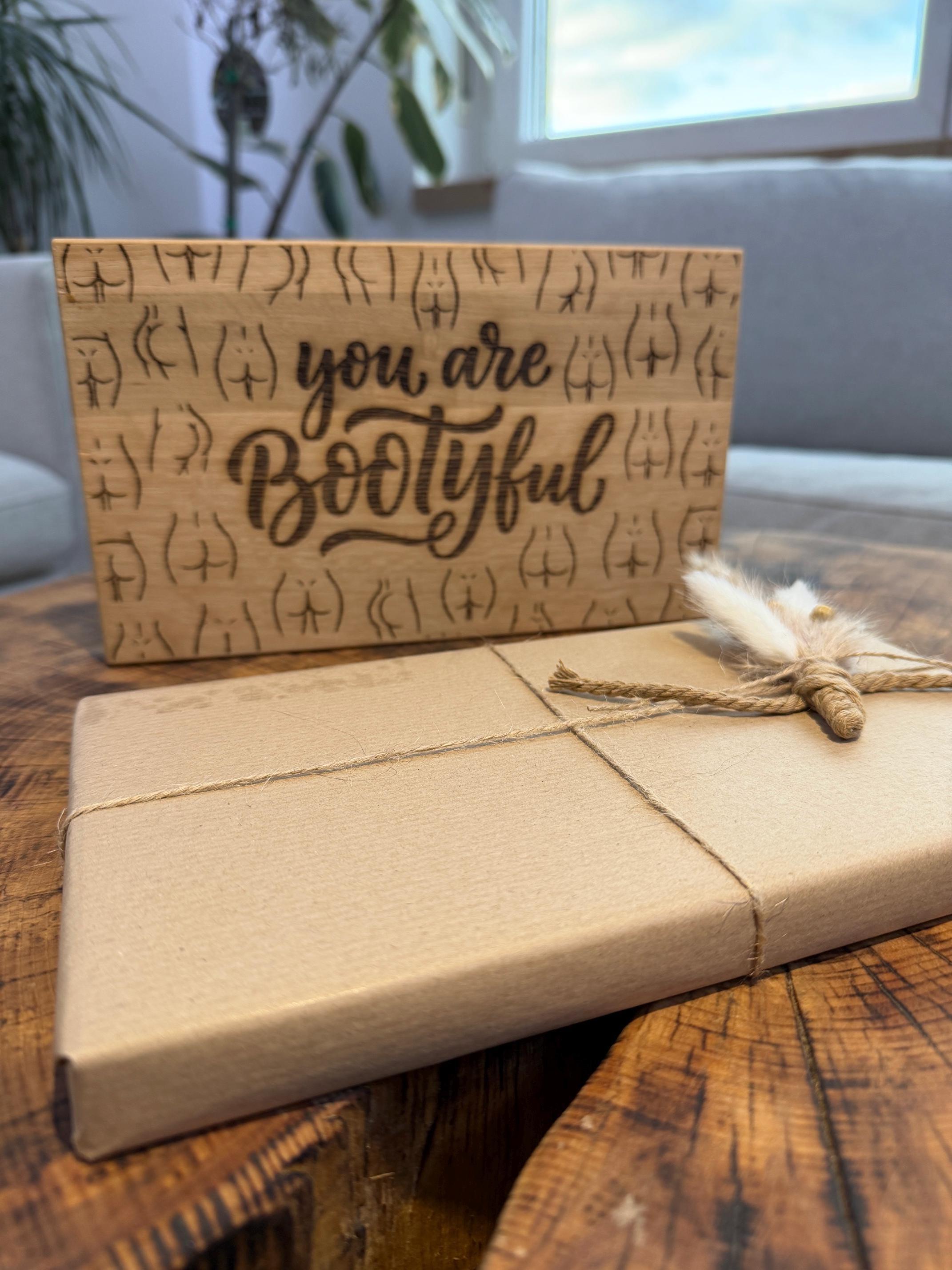 Holzschild Bootyful Geschenkverpackung Kraftpapier