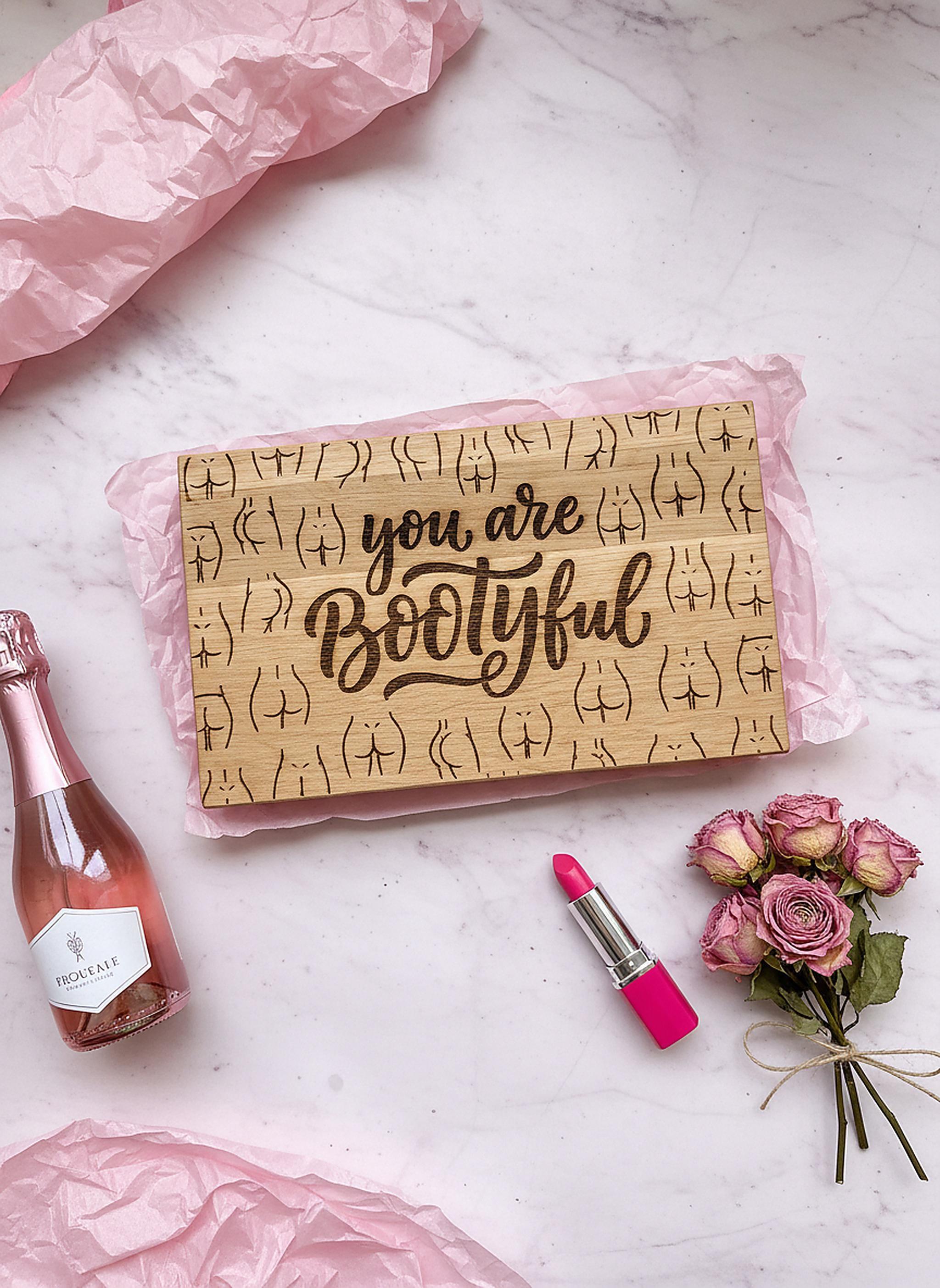 Geschenk beste Freundin lustig Holzschild Bootyful Flatlay