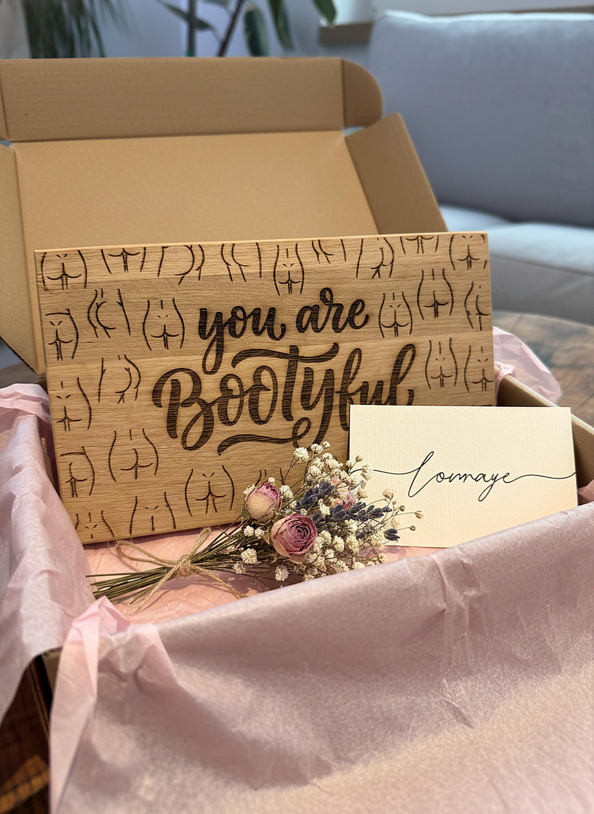 Geschenk beste Freundin Holzschild Bootyful Geschenkbox