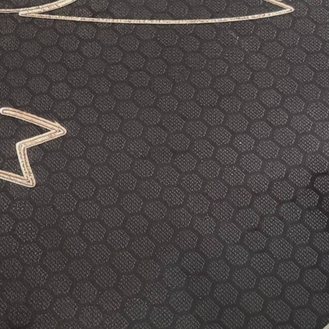Video laden: Produktvideo Eurobox-Deckel Multiplex mit Hexagon-Struktur: Oberfläche, Einsatz als Sitz, Tisch und Ablage, 150 kg belastbar, vier Größen mit kostenloser Gravur