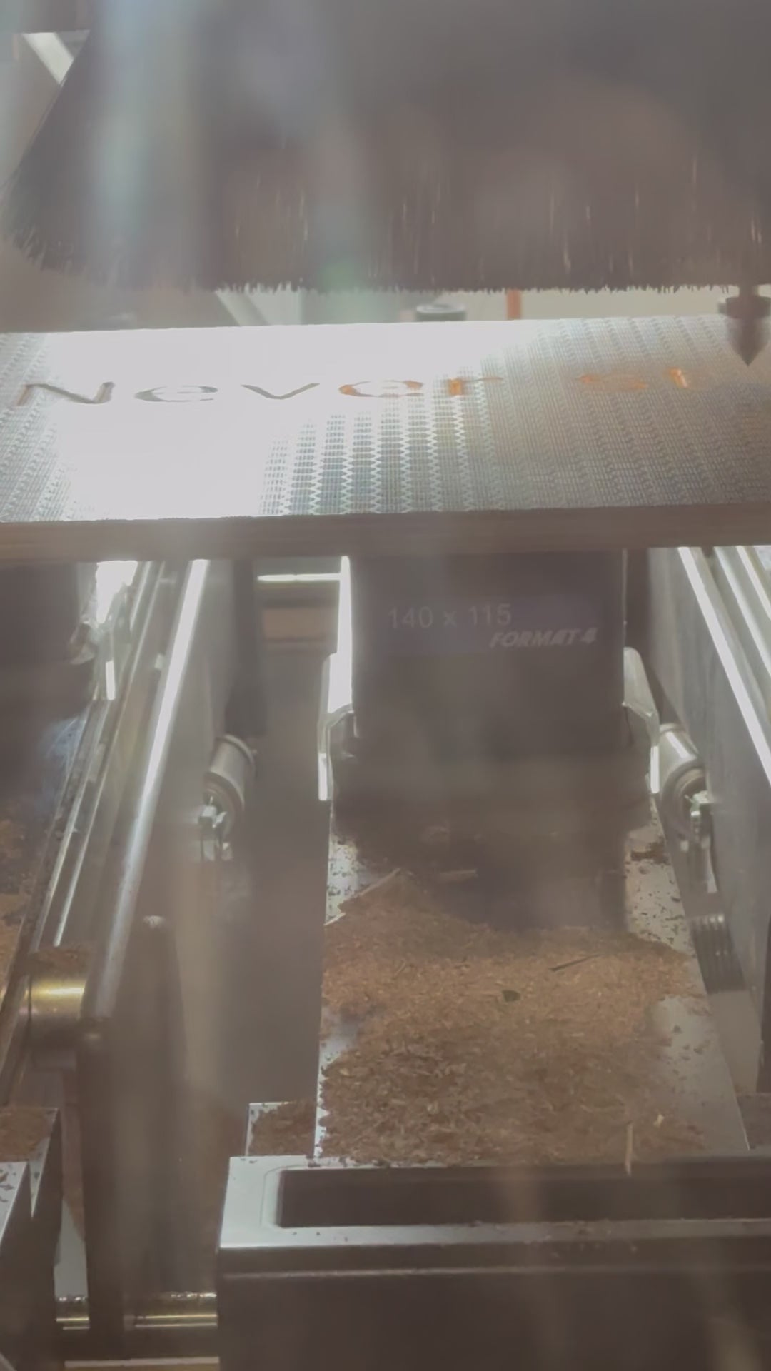 Video laden: CNC-Fräsung in der Werkstatt: der Fräser schneidet die Gravur in eine helle Hexagon-Platte