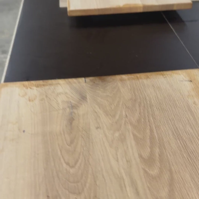 Deckplatte aus Wildeiche wird in unserer Werkstatt von Hand geölt