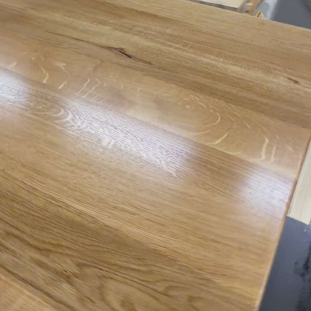 Video laden: Geölte Schreibtischplatten in unserer Werkstatt