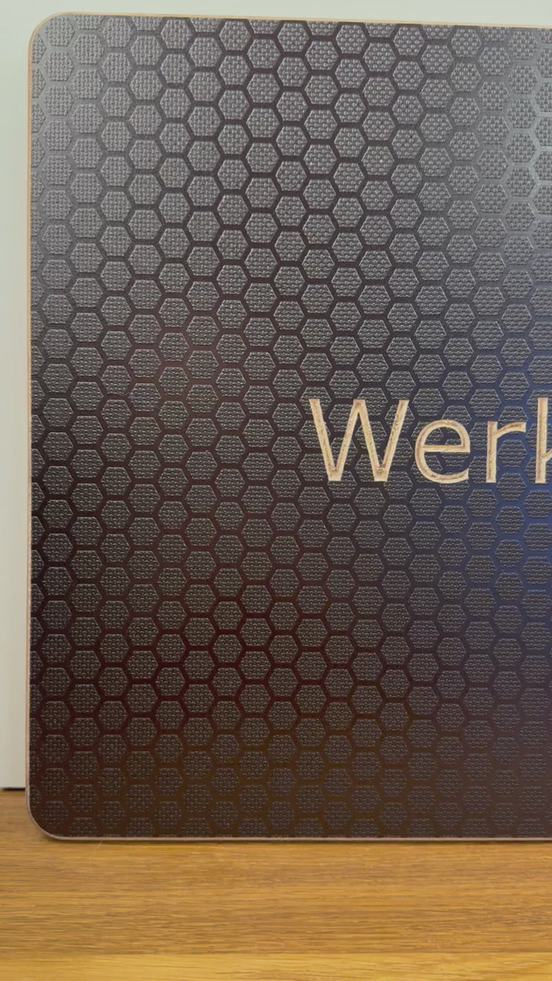 Schwenk über drei Eurobox-Deckel Hexagon mit den eingefrästen Beschriftungen Werkzeug, Kleidung und Essen