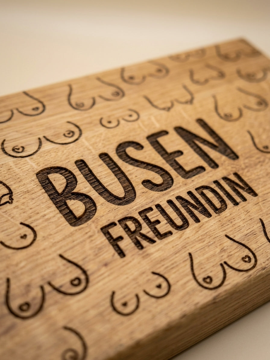 Holzschild Busen Freundin Nahaufnahme Gravur Wildeiche